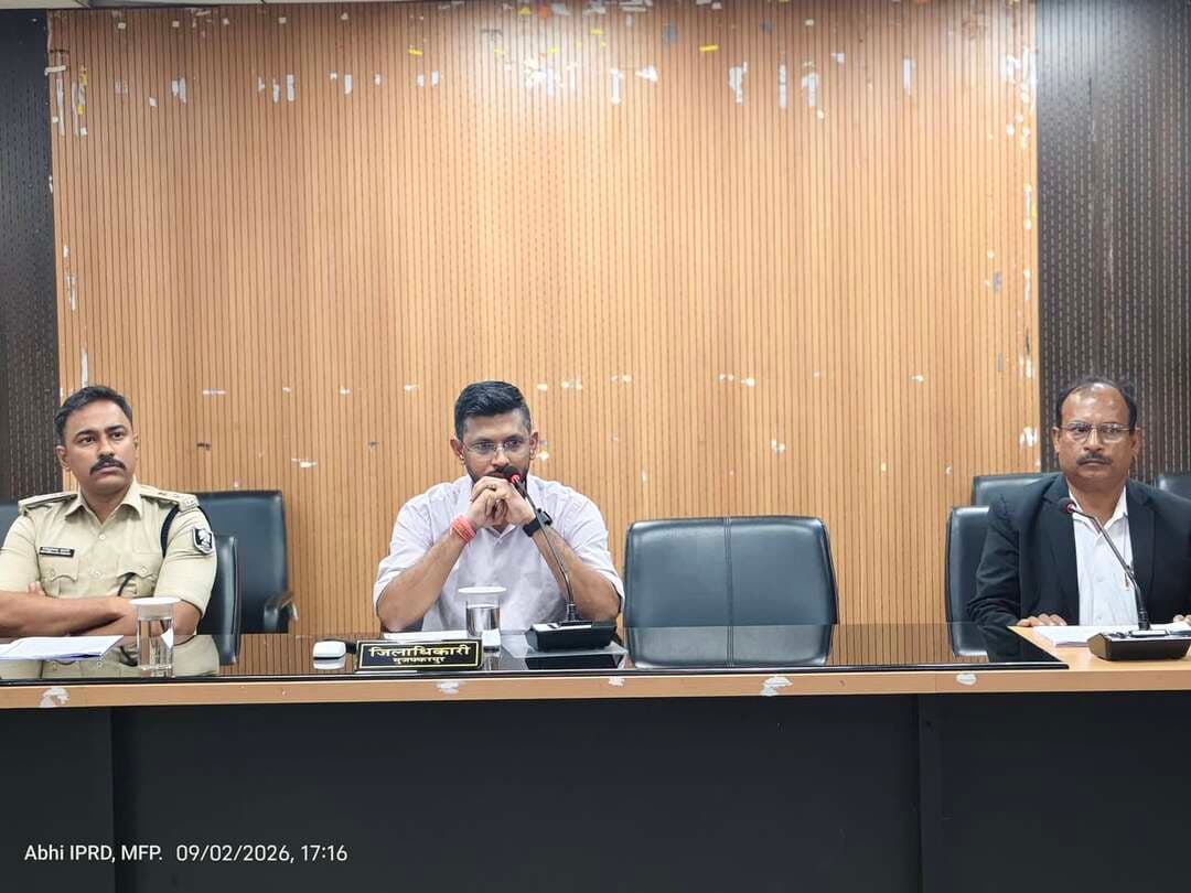 जिला अभियोजन कार्यों की मासिक समीक्षा बैठक आयोजित
मुजफ्फरपुर। समाहरणालय सभागार में जिला पदाधिकारी श्री कुमार गौरव की अध्यक्षता में जिला अभियोजन कार्यों की मासिक समीक्षा बैठक आयोजित हुई। बैठक में नगर पुलिस अधीक्षक, जिला विधि प्रशाखा के वरीय उपसमाहर्ता एवं सभी अपर लोक अभियोजक उपस्थित रहे।
जिलाधिकारी ने अभियोजन कार्यों की समीक्षा करते हुए प्रत्येक माह सजा सुनिश्चित करने, गंभीर एवं संवेदनशील मामलों का स्पीडी ट्रायल के माध्यम से त्वरित निष्पादन तथा गवाहों की समय पर उपस्थिति सुनिश्चित करने का निर्देश दिया। उन्होंने पॉक्सो एवं नशा संबंधी मामलों में विशेष प्राथमिकता एवं गंभीरता के साथ कार्रवाई कर सजा दिलाने का निर्देश दिया।
गवाहों के समय पर उपस्थित नहीं होने वाले मामलों की सूची तैयार कर वरीय पुलिस अधीक्षक को उपलब्ध कराने तथा प्रत्येक मामले की केसवार समीक्षा करने का भी निर्देश दिया गया। बैठक में विधि प्रभारी सहित संबंधित अधिकारी एवं अभियोजन पदाधिकारी उपस्थित थे।