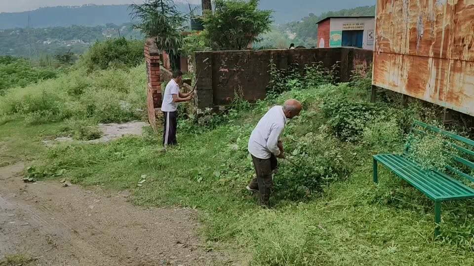 जन्माष्टमी से पहले रामलीला मैदान में स्वच्छता अभियान, राधा-कृष्ण संस्था ने दिया जागरूकता का संदेश।
पालमपुर/फरेड़: News 123 रिपोर्ट @ ।।अतुल वर्मा ।।
जन्माष्टमी पर्व के उपलक्ष्य में राधा-कृष्ण संस्था फरेड़ द्वारा रामलीला मैदान में साफ-सफाई अभियान चलाया गया। संस्था के प्रधान ओंकार चंद और सेक्रेटरी मलकियत सिंह ने स्वयं मैदान में पहुंचकर साफ-सफाई की और आसपास फैली झाड़ियों व गंदगी को हटाने का कार्य किया।
इस अवसर पर संस्था पदाधिकारियों ने कहा कि धार्मिक एवं सामाजिक आयोजनों के साथ-साथ स्वच्छता के प्रति जागरूक होना भी हम सभी की जिम्मेदारी है। उन्होंने क्षेत्रवासियों से अपील की कि सार्वजनिक स्थानों,धार्मिक स्थलों और अपने आसपास सफाई बनाए रखें
तथा कूड़ा इधर-उधर न फैलाएं।
उन्होंने कहा कि स्वच्छ और सुंदर वातावरण केवल किसी एक संस्था या व्यक्ति की जिम्मेदारी नहीं, बल्कि पूरे
समाज की सामूहिक जिम्मेदारी है। जन्माष्टमी जैसे पावन पर्व पर स्वच्छता अभियान चलाकर संस्था ने लोगों को यह संदेश दिया कि जहां स्वच्छता होगी, वहीं स्वस्थ और सुंदर समाज का निर्माण होगा।
स्थानीय लोगों ने भी राधा-कृष्ण संस्था की सराहना करते हुए अन्य लोगों और
संस्थाओं से भी ऐसे सामाजिक कार्यों में बढ़-चढ़कर भाग लेने की अपील की।
👉 आइए, हम सभी मिलकर अपने गांव,मोहल्ले और सार्वजनिक स्थलों को स्वच्छ रखें। स्वच्छता ही स्वस्थ समाज की पहचान है।
#जन्माष्टमी #स्वच्छता_अभियान #राधाकृष्ण_संस्था #
रामलीला_मैदान #स्वच्छ_भारत #News123