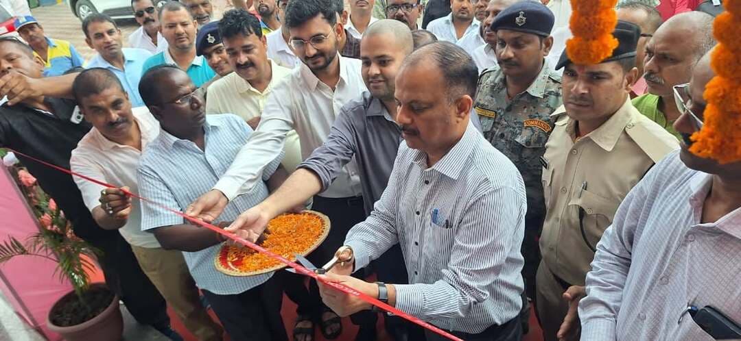 प्रखंड सौरबाजार अंतर्गत ग्राम पंचायत तीरी में मेo पूजा फ्यूल पर अधिष्ठापित 15 किलो वाट सोलर प्लांट एवं ईo भीo चार्जिंग स्टेशन का उद्घाटन कार्यक्रम।