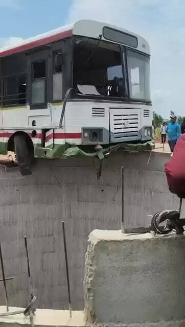 బావి అంచున ...బస్సు.....