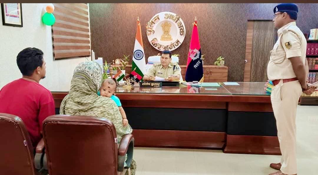 किशनगंज जिला मुख्यालय में आज दिनांक -02.09.2026 को पुलिस कप्तान संतोष कुमार द्वारा पुलिस कार्यालय में जन सुनवाई का आयोजन किया गया। जन सुनवाई के दौरान जिले से आए आम नागरिकों द्वारा प्रस्तुत विभिन्न समस्याओं एवं शिकायतों को गंभीरतापूर्वक सुना गया। प्राप्त आवेदनों का अवलोकन करते हुए संबंधित पदाधिकारियों को प्रत्येक मामले में निष्पक्ष, गुणवत्तापूर्ण एवं त्वरित कार्रवाई सुनिश्चित करने का निर्देश दिया गया, ताकि आमजन को समयबद्ध न्याय एवं आवश्यक सहायता उपलब्ध कराई जायगी। #viralreels #viralreelschallenge #viralchallenge #vacaciones #viralpost #venezuela #videogames #2026Goals #newyork #BigBreaking