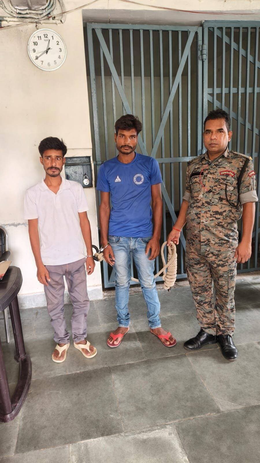 मेन थाने की पुलिस ने श*राब के साथ प/क/ड़ा