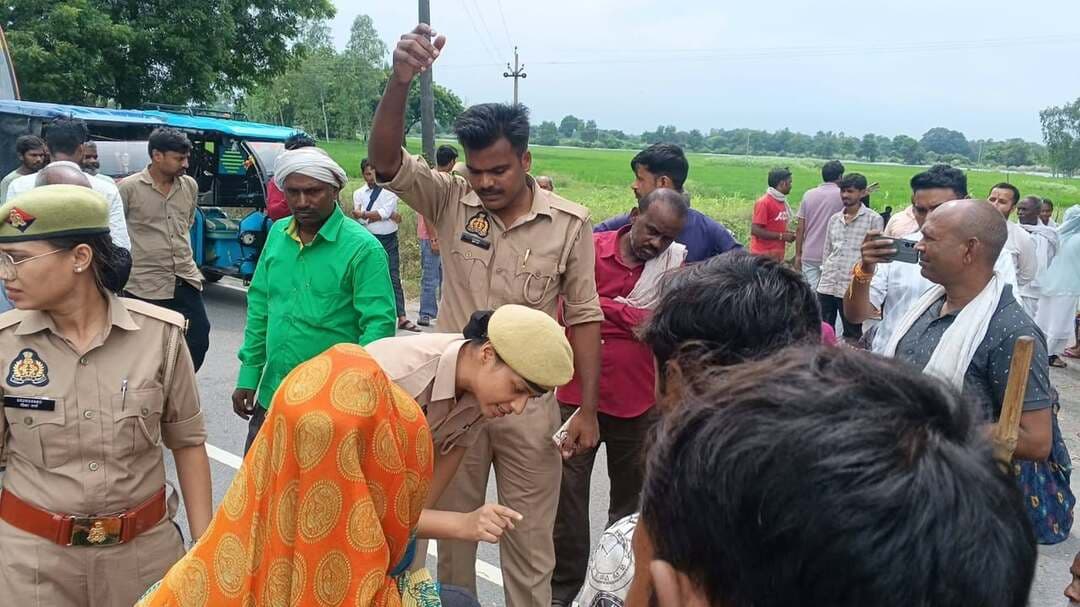 जलभराव से नाराज ग्रामीणों ने हैदरगढ़ मार्ग किया जाम, उपजिलाधिकारी की पहल पर शांत हुआ मामला
मौके पर पहुंची पुलिस ने खुलवाया मार्ग, ग्रामीणों ने उपजिलाधिकारी कार्यालय पर पहुंचकर रखी समस्याएं
महराजगंज, रायबरेली। महराजगंज कोतवाली क्षेत्र के कोटवा मदनिया गांव में जलभराव की गंभीर समस्या से नाराज ग्रामीणों ने बुधवार को हैदरगढ़ मार्ग पर बीच सड़क बैठकर जाम लगा दिया। सड़क जाम होने की सूचना मिलते ही महराजगंज पुलिस मौके पर पहुंची और ग्रामीणों को समझाकर सड़क से हटाया, जिसके बाद आवागमन सुचारु कराया गया।
पुलिस की कार्रवाई के बाद नाराज ग्रामीण अपनी समस्याएं लेकर तहसील पहुंच गए और एसडीएम चंद्र प्रकाश गौतम के समक्ष जलभराव से उत्पन्न समस्याओं को रखा। ग्रामीणों ने बताया कि गांव में पानी भरने के कारण लोगों के साथ-साथ पशुओं को भी काफी परेशानी का सामना करना पड़ रहा है। बिजली आपूर्ति भी प्रभावित है और रोजमर्रा की जरूरतों को लेकर ग्रामीण परेशान हैं।
ग्रामीणों की समस्या को गंभीरता से लेते हुए एसडीएम चंद्र प्रकाश गौतम ने तत्काल संबंधित अधिकारियों को आवश्यक व्यवस्था कराने के निर्देश दिए। उन्होंने ग्रामीणों को राशन वितरण कराने, बिजली की लाइन को दुरुस्त कराने तथा जरूरतमंद पशुओं को गौशाला में आश्रय दिलाने का आश्वासन दिया।
इस दौरान
क्षेत्राधिकारी महराजगंज प्रदीप कुमार और कोतवाली प्रभारी जगदीश यादव भी मौजूद रहे। एसडीएम के निर्देश पर नायब तहसीलदार एवं *पूर्ति निरीक्षक मुकेश पाण्डेय* ने मौके पर पहुंचकर ग्रामीणों की समस्याओं के समाधान की दिशा में तत्काल कार्रवाई शुरू कराई।
अधिकारियों की ओर से तत्काल व्यवस्था कराने और समस्याओं के समाधान का भरोसा मिलने के बाद ग्रामीण शांत हुए। प्रशासन की त्वरित कार्रवाई के बाद स्थिति सामान्य हो गई।