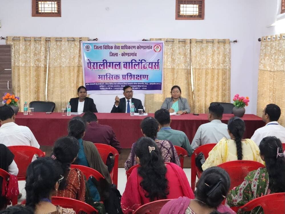 न्याय की पहुंच बढ़ाने पैरालीगल वॉलिंटियर्स निभाएंगे महत्वपूर्ण भूमिका
जिला विधिक सेवा प्राधिकरण कोण्डागांव में पैरालीगल वॉलिंटियर्स का एक दिवसीय मासिक प्रशिक्षण कार्यक्रम आयोजित किया गया। कार्यक्रम की अध्यक्षता प्रधान जिला एवं सत्र न्यायाधीश एवं अध्यक्ष जिला विधिक सेवा प्राधिकरण श्री खिलावन राम रिगरी ने की।
उन्होंने कहा कि विधिक सेवा प्राधिकरण का उद्देश्य समाज के प्रत्येक जरूरतमंद व्यक्ति तक न्याय और निःशुल्क विधिक सहायता की पहुंच सुनिश्चित करना है।
पैरालीगल वॉलिंटियर्स को ग्रामीण एवं दूरस्थ क्षेत्रों में जाकर कमजोर, वंचित, आर्थिक रूप से असमर्थ लोगों को उनके कानूनी अधिकारों की जानकारी देने और आवश्यकतानुसार जिला विधिक सेवा प्राधिकरण से जोड़ने के निर्देश दिए गए।
महिलाओं, बच्चों, वरिष्ठ नागरिकों, दिव्यांगजनों एवं अन्य वंचित वर्गों को विधिक अधिकारों के प्रति जागरूक करने, लोक अदालत, मध्यस्थता एवं निःशुल्क विधिक सेवाओं की जानकारी पहुंचाने पर भी विशेष जोर दिया गया।
उद्देश्य स्पष्ट है—आर्थिक या सामाजिक कारणों से कोई भी व्यक्ति न्याय से वंचित न रहे।
#LegalAid #LegalAwareness #DLSA #SushasanSarkar #Chhattisgarh