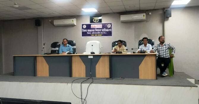 अंतर्राष्ट्रीय साक्षरता दिवस के उपलक्ष्य में कोण्डागांव जिले में 01 से 15 सितंबर 2026 तक साक्षरता पखवाड़ा आयोजित किया जा रहा है।
कलेक्टर श्रीमती नूपुर राशि पन्ना के मार्गदर्शन एवं जिला पंचायत सीईओ श्री अविनाश भोई के नेतृत्व में उल्लास नवभारत साक्षरता कार्यक्रम के अंतर्गत जिले में 15 वर्ष से अधिक आयु के ऐसे वयस्कों को साक्षर बनाने का अभियान चलाया जा रहा है, जिन्होंने स्कूली शिक्षा प्राप्त नहीं की है।
पखवाड़े के दौरान विद्यार्थियों द्वारा अपने दादा-दादी, नाना-नानी एवं माता-पिता को पढ़ना-लिखना सिखाने, असाक्षरों का पंजीयन, साक्षरता संगोष्ठी, साक्षरता चौपाल, पुस्तक वाचन, डिजिटल एवं व्यावसायिक साक्षरता सहित विभिन्न गतिविधियां आयोजित की जाएंगी।
साक्षर नागरिक, सशक्त समाज और विकसित छत्तीसगढ़ की दिशा में यह अभियान महत्वपूर्ण कदम है।
#InternationalLiteracyDay #ULLAS #NavBharatSaksharta #LiteracyPakhwada #SushasanSarkar Chhattisgarh