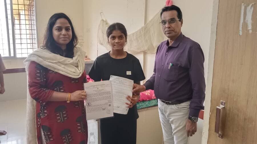 बस्तर मुन्ने कार्यक्रम से चमेली को मिला शिक्षा का नया अवतार
पालक नहीं होने और आवश्यक दस्तावेज उपलब्ध नहीं होने के कारण ग्राम चनियागांव की चमेली कुंजाम की पढ़ाई कक्षा 6वीं के बाद रुक गई थी।
स्थानीय पत्रकार के माध्यम से जानकारी मिलने पर जिला प्रशासन ने संवेदनशीलता के साथ पहल की। कलेक्टर श्रीमती नूपुर राशि पन्ना के मार्गदर्शन में बस्तर मुन्ने कार्यक्रम के तहत चमेली का जाति एवं निवास प्रमाण पत्र तैयार कराया गया।
इसके बाद उसकी आगे की पढ़ाई सुनिश्चित करने के लिए एकलव्य आवासीय विद्यालय, बेड़मा में कक्षा 7वीं में प्रवेश दिलाया गया।
अब चमेली आवासीय विद्यालय में रहकर नियमित शिक्षा प्राप्त कर सकेगी और अपने बेहतर भविष्य के सपनों को साकार करने की दिशा में आगे बढ़ेगी।
प्रशासन की पहल से छूटी पढ़ाई फिर शुरू हुई, चमेली के सपनों को मिली नई राह।
#BastarMunne #SushasanSarkar #Chhattisgarh #Education #GoodGovernance