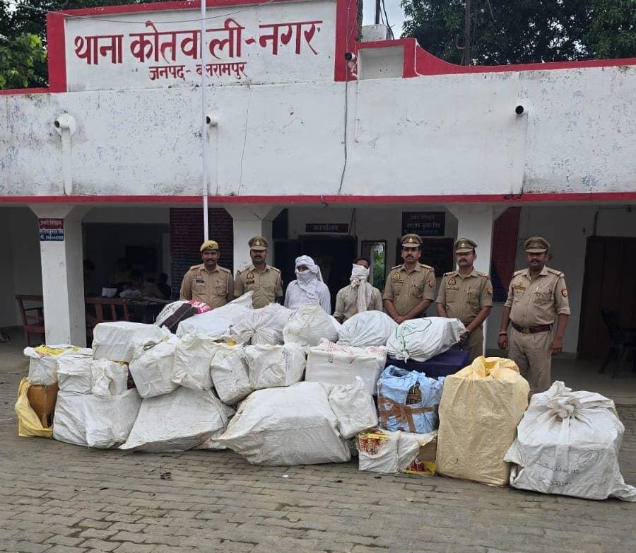 🚨 बलरामपुर में पुलिस की बड़ी कार्रवाई 🚨
घनी आबादी में छिपाकर रखा था 520 किलो अवैध पटाखा, 2 गिरफ्तार!
बलरामपुर के कोतवाली नगर क्षेत्र में दीपावली से पहले अवैध पटाखों की बिक्री और भंडारण के खिलाफ बलरामपुर पुलिस ने बड़ी कार्रवाई की है। पुलिस टीम ने चूड़ी मार्केट टेढ़ी बाजार और गोबिंदबाग क्षेत्र में छापेमारी कर कुल 520 किलोग्राम अवैध पटाखे बरामद किए हैं।
👤 सगीर अहमद उर्फ मुसई के कब्जे से
➡️ 6 बोरियों में 120 किलो पटाखे
👤 मो. रईस के कब्जे से
➡️ 14 बोरियों में 400 किलो पटाखे
यानी दोनों के पास से कुल 20 बोरियों में 520 किलो पटाखे बरामद हुए।
पुलिस पूछताछ में आरोपितों ने बताया कि उनके पास पटाखा बिक्री का कोई लाइसेंस नहीं है। वे दीपावली के दौरान बड़ा परेड ग्राउंड में अस्थायी दुकान लगाकर तथा घर से भी विवाह एवं अन्य कार्यक्रमों के लिए पटाखे बेचते थे।
घनी आबादी में भारी मात्रा में पटाखों का अवैध भंडारण किसी बड़े हादसे का कारण बन सकता था।
पुलिस ने दोनों आरोपितों के खिलाफ धारा 288 बीएनएस एवं धारा 9बी विस्फोटक अधिनियम 1884 के तहत मुकदमा दर्ज कर आवश्यक कार्रवाई शुरू कर दी है।
यह कार्रवाई एसपी बलरामपुर मार्तण्ड प्रकाश सिंह के निर्देश पर, एएसपी विशाल पाण्डेय एवं सीओ नगर अभिषेक सिंह के पर्यवेक्षण तथा प्रभारी निरीक्षक संतोष कुमार मिश्र के नेतृत्व में की गई।
बलरामपुर की हर बड़ी खबर के लिए जुड़े रहिए...
#BalrampurNews #BalrampurPolice #BreakingNews #पटाखे #अवैधपटाखे #PoliceAction #Balrampur #उत्तरप्रदेश #UPNews #CrimeNews #ViralNews #BigAction #Breaking