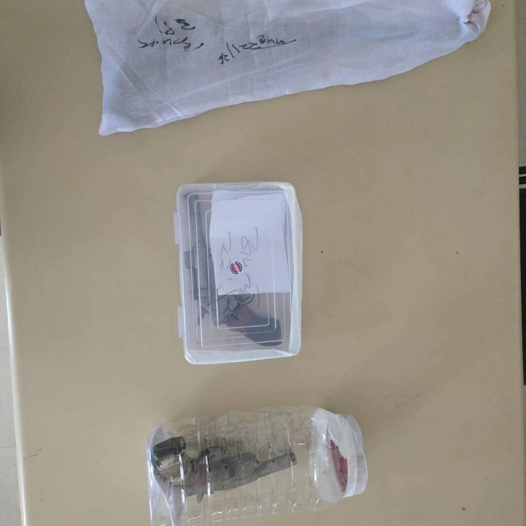 मुरैना— पोरसा थाना पुलिस ने फायरिंग के मामले में बड़ी कार्रवाई करते हुए 24 घंटे के भीतर 4 आरोपियों को गिरफ्तार किया है। आरोपियों के कब्जे से 315 बोर के 2 अवैध कट्टे, एक अधिया जिंदा राउंड सहित और घटना में प्रयुक्त बुलेट मोटरसाइकिल बरामद की गई।
पुलिस के मुताबिक, 31 अगस्त को किर्रायच रोड पर गाली-गलौज के बाद हवाई फायरिंग की शिकायत मिली थी। मामले में केस दर्ज कर पुलिस ने मुखबिर की सूचना पर चारों आरोपियों को शहीद स्मारक, किर्रायच रोड से गिरफ्तार किया। आरोपियों के खिलाफ आर्म्स एक्ट की धाराएं भी बढ़ाई गई हैं।