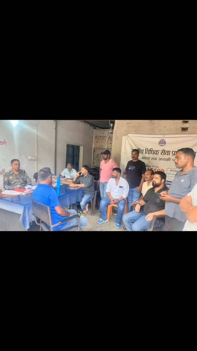 आवास के बाहर निगरानी कैमरा लगाने की कोशिश से सदर विधायक प्रदीप प्रसाद चिंतित
संदिग्ध गतिविधियों और रेकी का आरोप, पकड़े गए दो लोगों के बयानों में विरोधाभास; उच्चस्तरीय जांच और सुरक्षा बढ़ाने की मांग
हजारीबाग। सदर विधायक प्रदीप प्रसाद के आनंदपुरी कॉलोनी स्थित निजी आवास की सुरक्षा को लेकर बुधवार, 2 सितंबर को गंभीर मामला सामने आया। विधायक के अनुसार, दोपहर करीब दो बजे दो व्यक्ति उनके आवास के बाहर हाई-रिजॉल्यूशन, वाई-फाई और नाइट-विजन सुविधा से लैस आधुनिक निगरानी कैमरा लगाने का प्रयास कर रहे थे। गतिविधि संदिग्ध लगने पर स्थानीय लोगों और विधायक के सहयोगियों ने दोनों को रोककर पूछताछ की और बाद में पुलिस के हवाले कर दिया।
विधायक के अनुसार, प्रारंभिक पूछताछ में दोनों व्यक्तियों ने बताया कि कैमरा मो. अदनान के निर्देश पर लगाया जा रहा था। हालांकि, पूछताछ के दौरान उनके बयानों में लगातार विरोधाभास सामने आने का दावा किया गया है।
तीन-चार दिनों से रे�