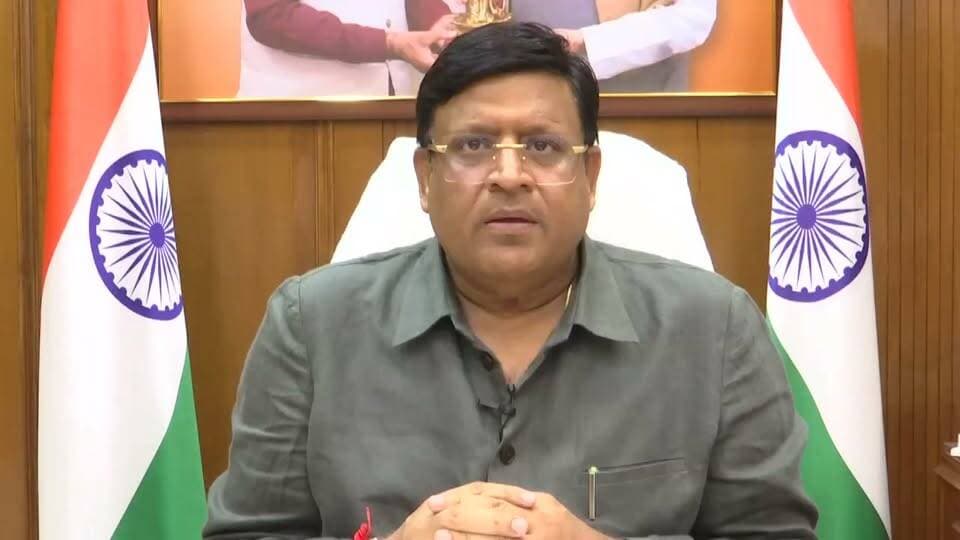 सफाई कर्मियों के सम्मान, अधिकार और सुरक्षित भविष्य के लिए सरकार प्रतिबद्ध : कैबिनेट मंत्री विपुल गोयल
₹25,560 तक होगी 10 वर्ष से अधिक समय से कार्यरत पात्र सफाई कर्मियों की मासिक देय राशि, 60 वर्ष की आयु तक मिलेगी सेवा सुरक्षा
सफाई कर्मचारियों के हित में बड़ा कदम उठाते हुए हरियाणा सरकार ने पालिका रोल पर कार्यरत पात्र सफाई कर्मियों को सेवा सुरक्षा प्रदान करने का निर्णय लिया है। इसके साथ ही 10 वर्ष से अधिक समय से कार्यरत पात्र सफाई कर्मियों की कुल मासिक देय राशि बढ़ाकर ₹25,560 तक करने का फैसला किया गया है। सरकार के इन निर्णयों से सफाई कर्मियों को नौकरी की सुरक्षा के साथ-साथ आर्थिक और सामाजिक सुरक्षा के कई महत्वपूर्ण लाभ प्राप्त होंगे।
हरियाणा सरकार में कैबिनेट मंत्री विपुल गोयल ने कहा कि सफाई कर्मचारी प्रदेश के शहरों को स्वच्छ, स्वस्थ और बेहतर बनाने में महत्वपूर्ण भूमिका निभा रहे हैं। प्रतिदिन कठिन परिस्थितियों में अपनी जिम्मेदारी निभाते हुए स्वच्छता व्यवस्था को मजबूत बनाने वाले इन कर्मियों के योगदान का सम्मान करना सरकार की प्राथमिकता है। उन्होंने कहा कि कर्मचारियों की जायज मांगों को लेकर सरकार ने संवेदनशीलता और सकारात्मक दृष्टिकोण के साथ लगातार काम किया है।
कैबिनेट मंत्री विपुल गोयल ने कहा कि पिछले कुछ दिनों से सफाई कर्मचारी अपनी मांगों को लेकर हड़ताल पर हैं। सरकार ने उनकी लगभग सभी मांगों पर सहमति प्रदान की है और उनके समाधान की प्रक्रिया भी शुरू कर दी गई है। सरकार का प्रयास है कि कर्मचारियों की समस्याओं का समाधान संवाद और सकारात्मक वातावरण के माध्यम से हो तथा प्रदेश की स्वच्छता व्यवस्था भी निर्बाध रूप से चलती रहे।
उन्होंने कहा कि इसी दिशा में पालिका रोल पर कार्यरत सफाई कर्मियों को हरियाणा कॉन्ट्रैक्चुअल एम्प्लॉइज़ (सर्विस की सुनिश्चितता) एक्ट, 2024 के तहत सेवा सुरक्षा देने का निर्णय लिया गया है। इसके तहत पात्र सफाई कर्मियों की नौकरी 60 वर्ष की आयु तक सुरक्षित होगी। साथ ही अधिनियम के प्रावधानों के अनुसार उन्हें नियमित कर्मचारियों की तरह कई अन्य लाभ भी प्राप्त होंगे।
कैबिनेट मंत्री विपुल गोयल ने बताया कि वर्तमान में सफाई कर्मियों को भत्तों सहित ₹20,590 प्रतिमाह प्राप्त हो रहे हैं। सरकार द्वारा इसमें बढ़ोतरी करते हुए 10 वर्ष से अधिक समय से कार्यरत पात्र सफाई कर्मियों की कुल मासिक देय राशि ₹25,560 तक करने का निर्णय लिया गया है। यह निर्णय सफाई कर्मियों की आर्थिक स्थिति को मजबूत करने और उनके परिवारों के सुरक्षित भविष्य की दिशा में एक महत्वपूर्ण कदम है।
उन्होंने कहा कि इसके अतिरिक्त सफाई कर्मियों को वार्षिक महंगाई भत्ता, मृत्यु-सह-सेवानिवृत्ति ग्रेच्युटी, मातृत्व अवकाश तथा हरियाणा कौशल रोजगार निगम (HKRN) के अंतर्गत एक्स-ग्रेशिया वित्तीय सहायता और एक्स-ग्रेशिया नियुक्ति जैसी सुविधाएं भी मिलेंगी। इन प्रावधानों से सफाई कर्मियों और उनके परिवारों को दीर्घकालिक सामाजिक एवं आर्थिक सुरक्षा का लाभ मिलेगा।
कैबिनेट मंत्री ने कहा कि सरकार केवल कर्मचारियों की मांगों को सुनने तक सीमित नहीं है, बल्कि उनकी समस्याओं के व्यावहारिक और स्थायी समाधान की दिशा में भी ठोस निर्णय ले रही है। सफाई कर्मचारियों के हित में लिए गए ये निर्णय सरकार की कर्मचारी कल्याण के प्रति प्रतिबद्धता और संवेदनशील सोच को दर्शाते हैं।
उन्होंने सफाई कर्मचारियों से अपील की कि वे हड़ताल समाप्त कर अपने कार्य पर लौटें और हरियाणा की स्वच्छता व्यवस्था को फिर से अपनी मेहनत, समर्पण और जिम्मेदारी से गति प्रदान करें। उन्होंने कहा कि स्वच्छता से जुड़ी व्यवस्था का सीधा संबंध प्रदेश के प्रत्येक नागरिक के स्वास्थ्य, सुविधा और जीवन की गुणवत्ता से है। इसलिए सफाई कर्मचारियों की भूमिका केवल एक नौकरी तक सीमित नहीं, बल्कि जनसेवा से सीधे जुड़ी हुई है।
कैबिनेट मंत्री विपुल गोयल ने कहा कि प्रधानमंत्री नरेंद्र मोदी के नेतृत्व और मुख्यमंत्री नायब सिंह सैनी के मार्गदर्शन में हरियाणा सरकार समाज के प्रत्येक वर्ग के हितों को प्राथमिकता देते हुए अंत्योदय की भावना के साथ कार्य कर रही है। सरकार का उद्देश्य है कि प्रदेश के विकास में योगदान देने वाले हर कर्मचारी को सम्मान मिले, उसके अधिकार सुरक्षित रहें और उसके परिवार का भविष्य बेहतर एवं सुरक्षित हो।
कैबिनेट मंत्री विपुल गोयल ने कहा कि स्वच्छ और स्वस्थ हरियाणा के निर्माण में अपना महत्वपूर्ण योगदान देने वाले हमारे सफाई कर्मचारी प्रदेश की स्वच्छता व्यवस्था के प्रहरी हैं। उनकी मेहनत और सेवा का सम्मान करना हम सभी की जिम्मेदारी है। उनके सम्मान, अधिकारों, आर्थिक सुरक्षा और सुरक्षित भविष्य के लिए हमारी सरकार हमेशा उनके साथ खड़ी रहेगी और उनके हितों के लिए निरंतर प्रयासरत रहेगी। हरियाणा के विकास, सुशासन और जनकल्याण को नई गति देना हमारी सरकार का संकल्प है तथा प्रदेश के प्रत्येक वर्ग की खुशहाली और सुरक्षित भविष्य हमारी सर्वोच्च प्राथमिकता है।