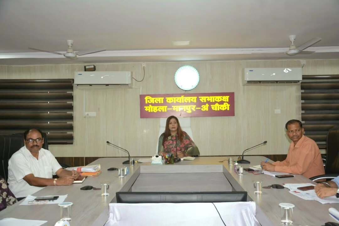 कलेक्टर श्रीमती तनुजा सलाम ने आज कलेक्टोरेट सभाकक्ष में खेल एवं युवा कल्याण विभाग की बैठक लेकर जिले में खेल गतिविधियों, प्रशिक्षण व्यवस्था, खेल अधोसंरचना एवं आगामी कार्ययोजना की विस्तृत समीक्षा कर दिए आवश्यक दिशा निर्देश।
- खेल सुविधाओं को बढ़ाएंगे, बेहतर ट्रेनिंग के साथ देना होगा रिजल्ट—कलेक्टर
- खेल कैलेंडर के अनुसार प्रतियोगिताओं का आयोजन कर प्रतिभावान खिलाड़ियों का करें चिन्हांकन
#mmacdistrict_cg #chhattishgarh #sportsdevelopment
@chhattisgarhcmo @dpr.chhattisgarh