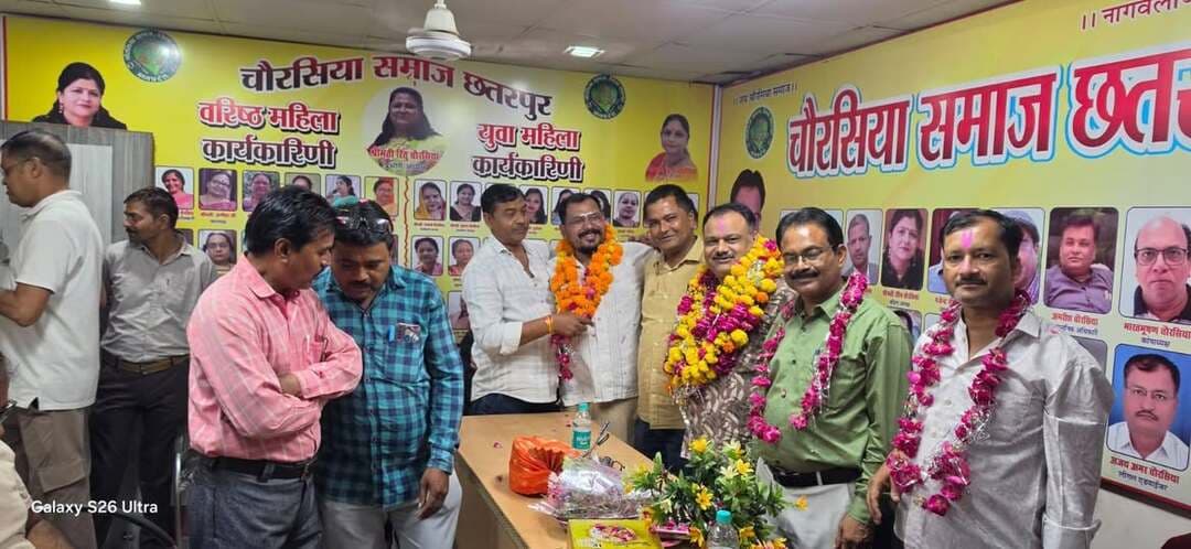 पन्ना जिले का पिछड़ा वर्ग प्रभारी बनने पर प्रदीप चौरसिया लक्ष्य का छतरपुर में भव्य स्वागत
चौरसिया समाज सहित विभिन्न समाजों के लोगों ने पुष्पगुच्छ और माल्यार्पण कर किया सम्मान
छतरपुर। प्रदीप चौरसिया ‘लक्ष्य’ को पन्ना जिले का पिछड़ा वर्ग प्रभारी बनाए जाने के बाद छतरपुर में प्रथम आगमन पर चौरसिया समाज सहित विभिन्न समाजों के समर्थकों ने उनका गर्मजोशी से स्वागत एवं सम्मान किया। संस्कार वाटिका में आयोजित स्वागत समारोह में समर्थकों ने पुष्पगुच्छ भेंट कर एवं माला पहनाकर प्रदीप चौरसिया लक्ष्य का अभिनंदन किया।
स्वागत समारोह को संबोधित करते हुए प्रदीप चौरसिया लक्ष्य ने कहा कि पार्टी ने जिस विश्वास के साथ उन्हें जिम्मेदारी सौंपी है, उस विश्वास पर वह पूरी तरह खरा उतरने का प्रयास करेंगे। उन्होंने कहा कि समाज और पिछड़े वर्ग के हितों के लिए वह अंतिम सांस तक संघर्ष करते रहेंगे।
उन्होंने आरक्षण के मुद्दे पर अपनी प्रतिबद्धता व्यक्त करते हुए कहा कि जो लोग आरक्षण समाप्त करने की बात कर रहे हैं, उन्हें ऐसे सपने देखना भी बंद कर देना चाहिए। उन्होंने कहा कि आरक्षण सामाजिक न्याय और वंचित वर्गों के अधिकारों से जुड़ा महत्वपूर्ण विषय है और इसके समर्थन में वे हमेशा मजबूती से खड़े रहेंगे।
प्रदीप चौरसिया लक्ष्य ने अपने सम्मान के लिए समाज एवं सभी समर्थकों का आभार व्यक्त करते हुए कहा कि यह सम्मान उनके लिए केवल व्यक्तिगत सम्मान नहीं, बल्कि समाज के लोगों के विश्वास और जिम्मेदारी का प्रतीक है। उन्होंने भरोसा दिलाया कि नई जिम्मेदारी का पूरी ईमानदारी और निष्ठा के साथ निर्वहन करेंगे।
कार्यक्रम के दौरान उपस्थित लोगों ने प्रदीप चौरसिया लक्ष्य को नई जिम्मेदारी के लिए शुभकामनाएं दीं और उनके उज्ज्वल राजनीतिक एवं सामाजिक भविष्य की कामना की। उत्साहपूर्ण माहौल में स्वागत एवं सम्मान कार्यक्रम संपन्न हुआ।
कार्यक्रम में ये रहे प्रमुख रूप से मौजूद
कार्यक्रम में चौरसिया समाज छतरपुर के जिला अध्यक्ष बृजेश कुमार चौरसिया, चंदननगर सरपंच एवं सरपंच संघ अध्यक्ष, राजनगर जनपद श्री राकेश ‘बबलू’ कुशवाहा, युवा जिला अध्यक्ष चौरसिया समाज नीरज कुमार चौरसिया, उपाध्यक्ष राजेश चौरसिया, कोषाध्यक्ष पुष्पेंद्र चौरसिया सहित प्रवीण चौरसिया, संदीप चौरसिया, मनु चौरसिया, हरिशंकर चौरसिया, शशिकांत चौरसिया, राजकुमार चौरसिया, अनिल चौरसिया, विजय चौरसिया, बिरजू चौरसिया और लकी चौरसिया सहित बड़ी संख्या में समाजजन एवं समर्थक मौजूद रहे।
