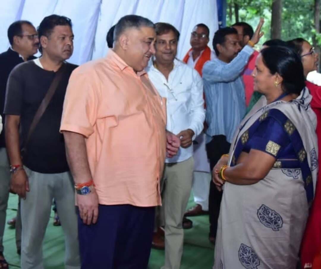 रामगढ़ में मितानिन बहनों से पर्यटन एवं संस्कृति मंत्री ने किया आत्मीय संवाद, समस्याओं और आवश्यकताओं की ली जानकारी
मितानिन बहनें छत्तीसगढ़ के स्वास्थ्य तंत्र की मजबूत और महत्वपूर्ण कड़ी: श्री राजेश अग्रवाल
#NariShakti #WomenEmpowerments #Surguja
@chhattisgarhcmo @dpr.chhattisgarh @healthcggov @culture_deptt