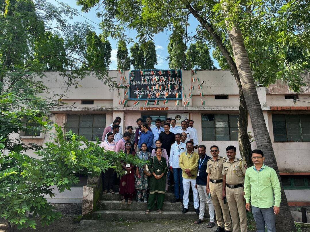 उदगीर तालुक्यात अवैध सावकारांवर सहकार विभागाचा मोठा प्रहार; ५ ठिकाणी एकाचवेळी छापेमारी
उदगीर (प्रतिनिधी) सर्वसामान्य शेतकरी व गरजूंना अव्वाच्या सव्वा व्याजदराने पैसे देऊन त्यांची आर्थिक पिळवणूक करणाऱ्या अवैध सावकारांवर सहकार विभागाने मंगळवारी मोठी कारवाई केली. उदगीर शहर व तालुक्यातील पाच सावकारांच्या निवासस्थानांवर व दुकानांवर एकाचवेळी छापे टाकत महत्त्वाची कागदपत्रे जप्त करण्यात आली.
जिल्हाधिकारी भारत बायटेडवाड व पोलीस अधीक्षक अमोल तांबे यांच्या मार्गदर्शनाखाली ही कारवाई करण्यात आली. सहाय्यक निबंधक, सहकारी संस्था, उदगीर कार्यालयाने दिलेल्या माहितीनुसार, प्रकाश रमेश अंबेसंगे (आनंतनगर, उदगीर), कोंडीबा तुकाराम मुंडे (जाधववाडी) व विलास शिवाजी बोरगावे (हंडरगुळी) या तिघांनी अवैध सावकारीबाबत तक्रार दाखल केली होती. चौकशीअंती महाराष्ट्र सावकारी (नियमन) अधिनियम २०१४ च्या कलम १६ अन्वये ही धडक कारवाई करण्यात आली.
या कारवाईत ५ पथकांनी खालील ठिकाणी झडती घेतली -
१) साधू रामचंद्र कांबळे, संत रोहिदास नगर, उदगीर
२) पप्पू उर्फ संतोष पहाडे व राजीव बिरादार, नव्या मोंढा, उदगीर
३) फिरोजखान नामरुद्दीन पठाण, नगर परिषद कॉम्प्लेक्स, उदगीर
४) अमोल अशोक कोतळवार, मन रोड, उदगीर
५) विक्रम माने, हाळी, ता. उदगीर
झडतीदरम्यान कोरे धनादेश, कोरे मुद्रांक (स्टॅम्प), रोकडवही, जमिनीचे खरेदीखत, वसुलीच्या चिठ्ठ्या व आर्थिक व्यवहाराची कागदपत्रे आढळून आली असून पंचनाम्यानंतर ती ताब्यात घेण्यात आली आहेत.
विभागीय सहनिबंधक नानासाहेब चव्हाण, जिल्हा उपनिबंधक व्ही.एल. पोतारगळे व तहसीलदार राम बोरगावकर यांच्या मार्गदर्शनाखाली सहकार अधिकारी डी.बी. कांबळे, शरण देशमुख, आर.एस. गायकवाड, मुख्य लिपिक एस.जे. जाधव, जे.एस. घोले यांच्यासह १२ कर्मचाऱ्यांची पाच पथके तयार करण्यात आली होती. यासाठी महसूल, कृषी व दुय्यम निबंधक विभागाचे १० कर्मचारी पंच म्हणून तर पोलीस विभागाचे १० अधिकारी-कर्मचारी बंदोबस्तासाठी होते.
अवैध सावकारीला बळी पडलेल्या नागरिकांनी निर्भयपणे सहाय्यक निबंधक, सहकारी संस्था, उदगीर किंवा जिल्हा उपनिबंधक, लातूर यांच्याकडे तक्रार करावी, असे आवाहन प्रशासनाने केले आहे.