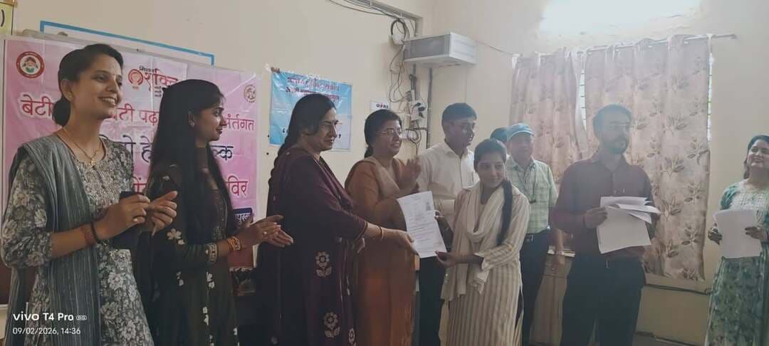 🔹बालिकाओं को आत्मनिर्भर बनाने की दिशा में पहल, 85 बालिकाओं को मिला लर्निंग लाइसेंस
🔹मिशन शक्ति अंतर्गत ‘बेटी बचाओ-बेटी पढ़ाओ’ योजना के तहत पिंक लाइसेंस ड्राइव शिविर आयोजित
➡️कलेक्टर श्री सोमेश मिश्रा के मार्गदर्शन में मिशन शक्ति अंतर्गत ‘बेटी बचाओ-बेटी पढ़ाओ’ योजना के तहत बुधवार को शासकीय गृह विज्ञान कन्या महाविद्यालय, नर्मदापुरम में बालिकाओं को निःशुल्क लर्निंग लाइसेंस प्रदान किए जाने हेतु पिंक लाइसेंस ड्राइव शिविर का आयोजन किया गया। शिविर में 85 बालिकाओं का लर्निंग लाइसेंस हेतु पंजीयन कर उन्हें लर्निंग लाइसेंस प्रदान किए गए।
कार्यक्रम में संभागीय संयुक्त संचालक महिला एवं बाल विकास श्रीमती तृप्ति त्रिपाठी, जिला कार्यक्रम अधिकारी महिला एवं बाल विकास श्री संजय कुमार जैन, क्षेत्रीय परिवहन अधिकारी श्री प्रमोद कापसे, शासकीय गृह विज्ञान कन्या महाविद्यालय की प्राचार्य श्रीमती संगीता अहिरवार, प्राध्यापक श्रीमती हर्षा चाचाने सहित महाविद्यालय की बालिकाएं उपस्थित रहीं।
संभागीय संयुक्त संचालक श्रीमती तृप्ति त्रिपाठी ने बालिकाओं को महिला एवं बाल विकास विभाग द्वारा उनके समग्र कल्याण एवं सशक्तिकरण के लिए संचालित विभिन्न योजनाओं की जानकारी दी। उन्होंने बालिकाओं को शिक्षा के साथ स्वरोजगार से जुड़कर आत्मनिर्भर बनने के लिए प्रोत्साहित किया।
क्षेत्रीय परिवहन अधिकारी श्री प्रमोद कापसे ने बालिकाओं को सुरक्षित परिवहन एवं यातायात नियमों की विस्तार से जानकारी दी। उन्होंने कहा कि लर्निंग लाइसेंस प्राप्त करना सुरक्षित परिवहन की दिशा में एक महत्वपूर्ण कदम है, लेकिन इसके साथ यातायात नियमों का पालन करना भी प्रत्येक वाहन चालक की जिम्मेदारी है। उन्होंने हेलमेट के अनिवार्य उपयोग पर जोर देते हुए कहा कि यातायात नियमों का पालन कर दुर्घटनाओं से बचा जा सकता है। इस अवसर पर श्री कापसे ने उपस्थित प्रतिभागियों को सुरक्षित परिवहन एवं यातायात नियमों के पालन की शपथ भी दिलाई।
महाविद्यालय की प्राचार्य श्रीमती संगीता अहिरवार ने बालिकाओं को शिविर के माध्यम से प्राप्त होने वाले लाभ एवं लर्निंग लाइसेंस के लिए शुभकामनाएं दीं। उन्होंने बालिकाओं को शिक्षित एवं सशक्त बनकर जीवन में आगे बढ़ने के लिए प्रेरित किया।
#narmadapuram CM Madhya Pradesh Dr Mohan Yadav Jansampark Madhya Pradesh Home Department of Madhya Pradesh Traffic Police Narmadapuram Department Of Women Child Development, Madhya Pradesh