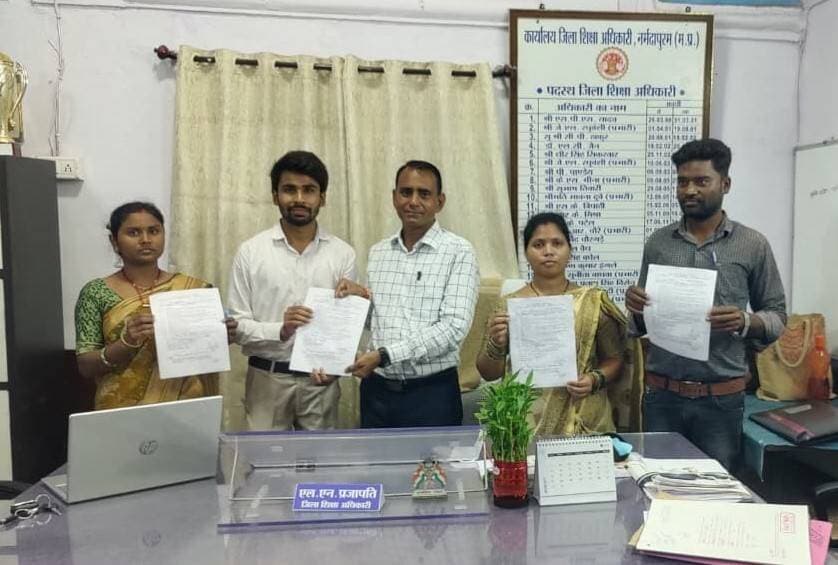 🔹जिले को मिले 104 नए प्राथमिक शिक्षक, 7 सितंबर तक चलेगी जॉइनिंग और दस्तावेज सत्यापन की प्रक्रिया
➡️ लोक शिक्षण संचालनालय भोपाल से जिले को 104 प्राथमिक शिक्षकों की सौगात मिली है। संचालनालय द्वारा जिले में पदस्थापना हेतु नियुक्ति आदेश जारी कर दिए गए हैं।
➡️जिला शिक्षा कार्यालय से प्राप्त जानकारी अनुसार शासन स्तर से जिले में 100 प्राथमिक शिक्षक और 4 प्राथमिक शिक्षक विशेष शिक्षा के नियुक्ति आदेश जारी हुए हैं। जिले के 6 विकासखंडों में इन शिक्षकों की पदस्थापना की गई है।
जिला कार्यालय में इन शिक्षकों की जॉइनिंग प्रक्रिया 1 सितंबर से 7 सितंबर तक जारी रहेगी। जिला कार्यालय में दस्तावेजों के सत्यापन के बाद तत्काल ही शिक्षकों को नियुक्ति संस्था के लिए कार्यमुक्त किया जा रहा है, ताकि वे समय पर स्कूलों में अपनी उपस्थिति दे सकें। 1 सितंबर को 35 शिक्षकों ने जिला कार्यालय में ज्वाइन कर अपने आवंटित स्कूलों में उपस्थिति दी, जबकि 2 सितंबर को 48 शिक्षकों द्वारा ज्वाइनिंग की गई। 7 सितंबर तक शेष बचे सभी शिक्षकों की जॉइनिंग प्रक्रिया पूरी कर ली जाएगी।
#narmadapuram CM Madhya Pradesh Dr Mohan Yadav Jansampark Madhya Pradesh General Administration Department, MP Department of School Education, Madhya Pradesh