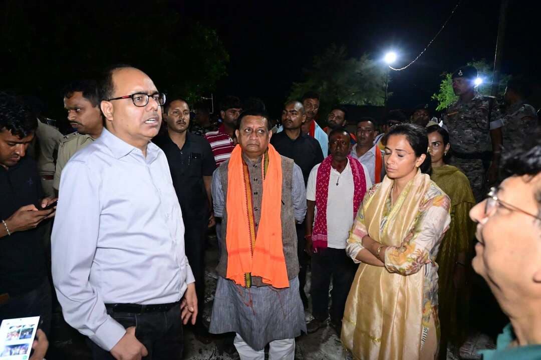 भागलपुर, 02 सितंबर 2026:- भागलपुर जिले के राघोपुर गाँव में गंगा नदी के कटाव को नियंत्रित करने एवं प्रभावित क्षेत्र की सुरक्षा सुनिश्चित करने के उद्देश्य से प्रशासन एवं संबंधित विभागों द्वारा युद्धस्तर पर बचाव एवं सुरक्षात्मक कार्य कराया जा रहा है। कटाव प्रभावित क्षेत्र में प्रशासन की टीमें एवं विभिन्न विभागों के अधिकारी एवं कर्मी लगातार मौके पर मौजूद रहकर स्थिति की निगरानी कर रहे हैं तथा आवश्यकतानुसार तत्काल बचाव कार्य किए जा रहे हैं।कटाव की स्थिति को देखते हुए बिहार सरकार के पथ निर्माण मंत्री ई. कुमार शैलेंद्र तथा जल संसाधन विभाग के सचिव डॉ. चंद्रशेखर सिंह, जिलाधिकारी, भागलपुर श्रीमती अलंकृता पांडेय द्वारा लगातार राघोपुर पहुँचकर स्थिति का जायजा लिया जा रहा है। उनके द्वारा मौके पर चल रहे बचाव कार्यों की समीक्षा करते हुए संबंधित अधिकारियों को आवश्यक दिशा-निर्देश दिए जा रहे हैं। कटाव को नियंत्रित करने के लिए पर्याप्त संख्या में नावों एवं मालवाहक स्टीमर के माध्यम से लगातार बचाव एवं सुरक्षात्मक कार्य कराया जा रहा है। गंगा नदी से प्राप्त मिट्टी को जियो बैग में भरकर कटाव प्रभावित स्थलों पर व्यवस्थित रूप से डाला जा रहा है। इसके माध्यम से नदी के तट को मजबूती प्रदान करने तथा कटाव की गति को नियंत्रित करने का प्रयास किया जा रहा है। प्रशासन द्वारा कटाव प्रभावित क्षेत्र की स्थिति पर लगातार नजर रखी जा रही है। संबंधित विभागों के पदाधिकारियों एवं तकनीकी टीमों को मौके पर समन्वय के साथ कार्य करने का निर्देश दिया गया है, ताकि उपलब्ध संसाधनों का अधिकतम उपयोग करते हुए बचाव कार्य को तेजी से पूरा किया जा सके। जिला प्रशासन द्वारा स्थानीय लोगों की सुरक्षा को सर्वोच्च प्राथमिकता देते हुए संभावित जोखिम वाले क्षेत्रों पर विशेष निगरानी रखी जा रही है। साथ ही, महत्वपूर्ण संरचनाओं एवं आसपास के आबादी वाले क्षेत्रों को कटाव से सुरक्षित रखने के लिए आवश्यक सुरक्षात्मक उपाय किए जा रहे हैं। जिलाधिकारी ने संबंधित अधिकारियों को निर्देशित किया है कि कटाव की स्थिति पर सतत निगरानी रखते हुए बचाव कार्य में किसी प्रकार की शिथिलता न बरती जाए तथा आवश्यकता के अनुसार अतिरिक्त संसाधनों एवं मशीनरी की व्यवस्था सुनिश्चित की जाए। फिलहाल राघोपुर में प्रशासन एवं संबंधित विभागों की पूरी टीम द्वारा युद्धस्तर पर बचाव एवं सुरक्षात्मक कार्य जारी है।
District Administration Patna
DM Darbhanga
District Administration, Madhubani
Madhepura District Administration
Bhagalpur Police
Bhagalpur District Administration
Information & Public Relations Department, Government of Bihar
CMO Bihar
Department of Tourism, Government of Bihar
