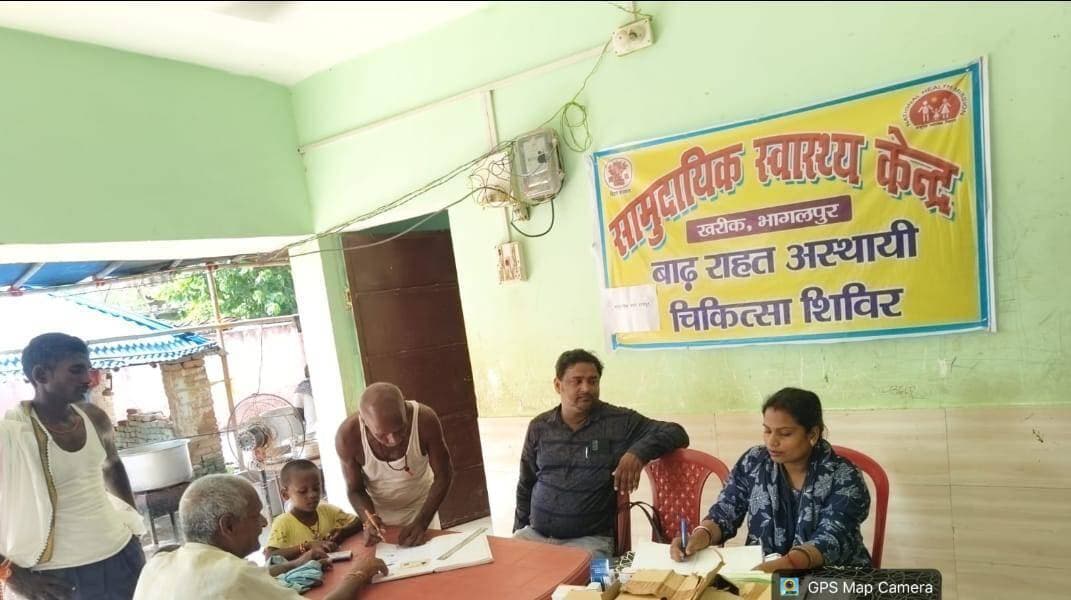 भागलपुर, 02 सितंबर 2026:- भागलपुर, खरीक प्रखंड अंतर्गत राधोपुर क्षेत्र में गंगा नदी के कटाव से उत्पन्न बाढ़ की स्थिति को देखते हुए प्रभावित लोगों को त्वरित एवं आवश्यक स्वास्थ्य सेवाएं उपलब्ध कराने के उद्देश्य से स्वास्थ्य विभाग, भागलपुर द्वारा बाढ़ प्रभावित क्षेत्रों में 05 विशेष स्वास्थ्य शिविरों का संचालन किया जा रहा है।
इन स्वास्थ्य शिविरों में स्वास्थ्य विभाग की चिकित्सा टीम द्वारा बाढ़ प्रभावित लोगों की नियमित स्वास्थ्य जांच की जा रही है तथा आवश्यकता के अनुसार निःशुल्क चिकित्सकीय परामर्श एवं आवश्यक दवाएं उपलब्ध कराई जा रही हैं। प्रतिदिन औसतन 350 से 400 बाढ़ प्रभावित लोगों को चिकित्सकीय परामर्श, उपचार एवं आवश्यक दवाएं उपलब्ध कराई जा रही हैं।
बाढ़ के दौरान उत्पन्न होने वाली संभावित स्वास्थ्य समस्याओं को ध्यान में रखते हुए चिकित्सकों एवं स्वास्थ्यकर्मियों द्वारा बुखार, सर्दी-खांसी, त्वचा संबंधी रोग, दस्त, पेट संबंधी समस्याओं एवं अन्य सामान्य बीमारियों की जांच एवं उपचार किया जा रहा है। गंभीर अथवा विशेष चिकित्सकीय देखभाल की आवश्यकता वाले मरीजों को आवश्यकतानुसार उच्चतर स्वास्थ्य संस्थानों में रेफर करने की व्यवस्था भी सुनिश्चित की गई है।
स्वास्थ्य विभाग द्वारा बाढ़ प्रभावित क्षेत्रों में गर्भवती महिलाओं, बच्चों, बुजुर्गों एवं अन्य जरूरतमंद मरीजों के स्वास्थ्य पर विशेष ध्यान दिया जा रहा है तथा उन्हें आवश्यक स्वास्थ्य परामर्श एवं चिकित्सकीय सेवाएं उपलब्ध कराई जा रही हैं।
जलजनित एवं संक्रामक रोगों से बचाव के लिए प्रभावित लोगों को स्वच्छ एवं सुरक्षित पेयजल के उपयोग, पानी को उबालकर अथवा क्लोरीनयुक्त कर पीने, भोजन को ढककर रखने, हाथों की नियमित सफाई तथा मच्छरों से बचाव के संबंध में भी जागरूक किया जा रहा है।
लोगों को सलाह दी जा रही है कि वे बाढ़ के पानी के सीधे संपर्क से यथासंभव बचें तथा बुखार, दस्त, उल्टी, त्वचा संबंधी समस्या अथवा किसी अन्य स्वास्थ्य संबंधी परेशानी की स्थिति में तत्काल निकटतम स्वास्थ्य शिविर से संपर्क करें।
स्वास्थ्य विभाग द्वारा बाढ़ प्रभावित क्षेत्रों की स्थिति पर लगातार निगरानी रखी जा रही है तथा आवश्यकता के अनुसार स्वास्थ्य सेवाओं को और सुदृढ़ करते हुए प्रभावित लोगों तक समय पर गुणवत्तापूर्ण एवं निःशुल्क स्वास्थ्य सेवाएं पहुंचाई जा रही हैं।
District Administration Patna
DM Darbhanga
District Administration, Madhubani
Madhepura District Administration
Bhagalpur District Administration
Information & Public Relations Department, Government of Bihar
Bihar Health Department
CMO Bihar