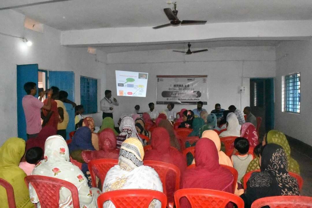 भागलपुर, 2 सितंबर 2026. ‘मेरा रेशम मेरा अभिमान (MRMA) 2.0’ कार्यक्रम के अंतर्गत मीरन चौक, भागलपुर में रेशम उत्पादन से निकलने वाले अपशिष्ट के सतत उपयोग एवं मूल्यवर्धन विषय पर जागरूकता कार्यक्रम आयोजित किया गया।
कार्यक्रम के अध्यक्ष श्री राकेश कुमार, महाप्रबंधक, जिला उद्योग केंद्र भागलपुर, श्री श्याम प्रकाश उद्योग विस्तार पदाधिकारी जिला उद्योग केंद्र भागलपुर, डॉ. कर्मवीर जेना, वैज्ञानिक-डी, CSB-CTRTI, रांची तथा श्री आकाश शर्मा, वैज्ञानिक-बी, भागलपुर,श्री एम. डी. नसीमुद्दीन अंसारी उपस्थित रहे।
डॉ. कर्मवीर जेना ने रेशम उत्पादन के दौरान उत्पन्न होने वाले अपशिष्टों के वैज्ञानिक एवं पर्यावरण-अनुकूल उपयोग की जानकारी दी। उन्होंने बताया कि रेशम अपशिष्ट को बेकार समझने के बजाय सेरिसिन, प्यूपा प्रोटीन, प्यूपा तेल, चिटिन-चिटोसान तथा अन्य मूल्यवर्धित उत्पादों में परिवर्तित कर अतिरिक्त आय के स्रोत विकसित किए जा सकते हैं।
श्री राकेश कुमार ने रेशम उत्पादकों एवं हितधारकों से वैज्ञानिक तकनीकों को अपनाने तथा उपलब्ध संसाधनों का बेहतर उपयोग कर आय में वृद्धि और सतत रेशम उत्पादन को बढ़ावा देने का आह्वान किया। कार्यक्रम के दौरान प्रतिभागियों को रेशम अपशिष्ट के संग्रह, प्रसंस्करण एवं मूल्यवर्धन से संबंधित व्यावहारिक जानकारी भी प्रदान की गई।
District Administration Patna
DM Darbhanga
District Administration, Madhubani
Madhepura District Administration
JEEVIKA Bihar
Bhagalpur District Administration
Information & Public Relations Department, Government of Bihar
CMO Bihar