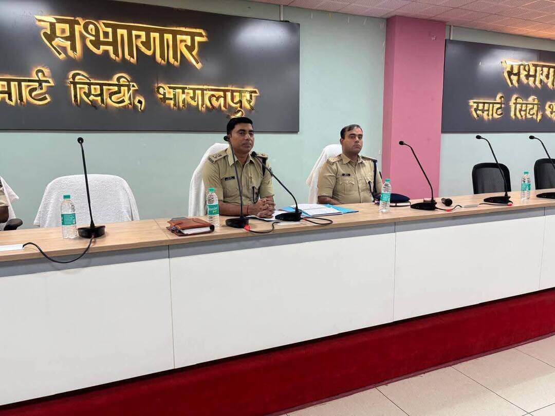 भागलपुर, 02 सितंबर 2026:- वरीय पुलिस अधीक्षक श्री प्रमोद कुमार यादव एवं नगर पुलिस अधीक्षक, भागलपुर श्री अतुलेश झा द्वारा सभागार, स्मार्ट सिटी, भागलपुर में डायल-112 के चालकों के साथ बैठक आयोजित कर आवश्यक दिशा-निर्देश दिए गए।
बैठक के दौरान डायल-112 के माध्यम से प्राप्त होने वाली आपातकालीन सूचनाओं पर त्वरित रिस्पॉन्स, घटनास्थल पर शीघ्र पहुंचने, आमजन के साथ संवेदनशील एवं बेहतर व्यवहार तथा प्रभावी पुलिस सहायता उपलब्ध कराने के संबंध में आवश्यक निर्देश दिए गए। पुलिस पदाधिकारियों ने सभी चालकों को कर्तव्य के दौरान पूर्ण सतर्कता, जिम्मेदारी एवं संवेदनशीलता के साथ कार्य करने के लिए निर्देशित किया। साथ ही, आपातकालीन परिस्थितियों में त्वरित कार्रवाई करते हुए आम नागरिकों को समय पर आवश्यक पुलिस सहायता उपलब्ध कराने पर विशेष जोर दिया गया।
District Administration Patna
DM Darbhanga
District Administration, Madhubani
Madhepura District Administration
Bhagalpur Police
Bhagalpur District Administration
Information & Public Relations Department, Government of Bihar
CMO Bihar