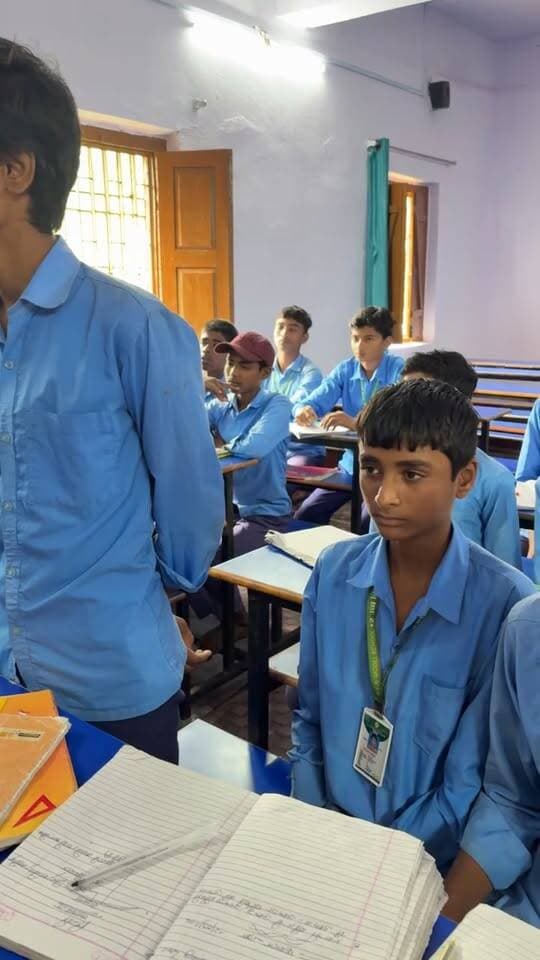 विद्यार्थी बन डीएम ने परखी लाइव क्लास