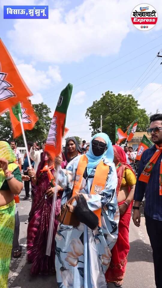 #बिसाऊ में BJP का बड़ा #POWER SHOW !
बिसाऊ में आखिरकार रूठे पदाधिकारियों को मनाया, निकली विजय #संकल्प यात्रा
#सांसद नरेंद्र खीचड़ की अगुवाई में भाजपा ने दिखाई एकजुटता, पालिका में बोर्ड बनाने का किया आह्वान
बिसाऊ। नगरपालिका चुनाव को लेकर भारतीय जनता पार्टी में टिकट वितरण के बाद सामने आई नाराजगी के बीच आखिरकार पार्टी ने डैमेज कंट्रोल करते हुए रूठे पदाधिकारियों और कार्यकर्ताओं को साथ लाने में सफलता हासिल की। बुधवार को सांसद नरेंद्र खीचड़ की मौजूदगी में भाजपा ने शहर में विजय संकल्प यात्रा निकालकर चुनावी शक्ति प्रदर्शन किया।
यात्रा की शुरुआत थाना सर्किल स्थित शहीद रामस्वरूप की प्रतिमा पर माल्यार्पण एवं पुष्प अर्पित करने के साथ हुई। इसके बाद विजय संकल्प यात्रा बाईपास, मुख्य बस स्टैंड, मुख्य बाजार और शीतला चौक होते हुए 132 नीलकंठ महादेव मंदिर पहुंची, जहां यात्रा का समापन हुआ।
यात्रा के दौरान डीजे की धुन पर बाइक सवार भाजपा कार्यकर्ता, पदाधिकारी एवं चुनाव मैदान में उतरे प्रत्याशी ‘भारत माता की जय’ और ‘भाजपा जिंदाबाद’ के नारे लगाते नजर आए। यात्रा में बड़ी संख्या में महिला एवं पुरुष कार्यकर्ता शामिल हुए। नीलकंठ महादेव मंदिर पहुंचकर कई कार्यकर्ताओं ने भाजपा की जीत की मन्नत भी मांगी।
इस दौरान सांसद नरेंद्र खीचड़, चुनाव प्रभारी निर्मल सासवत, मंडल अध्यक्ष पवन कुमार धोलपुरिया, विलास सैनी, कपिलेश शर्मा, नवरतन बारी, पूर्व पालिका अध्यक्ष हारून खत्री, अभिषेक मिश्रा, श्रीकिशन स्वामी, पूर्व मंडल अध्यक्ष भवानी शंकर महनसरिया, गोपी किशन पारीक सहित बड़ी संख्या में भाजपा कार्यकर्ता एवं पदाधिकारी मौजूद रहे।
रूठों को मना कर भाजपा ने दिखाया दम
टिकट वितरण के बाद पार्टी के भीतर उभरी नाराजगी के बीच निकाली गई यह विजय संकल्प यात्रा भाजपा की एकजुटता और चुनावी ताकत का संदेश देने वाली मानी जा रही है। पार्टी नेताओं ने कार्यकर्ताओं से एकजुट होकर चुनाव मैदान में उतरने और बिसाऊ नगरपालिका में भारी बहुमत से भाजपा का बोर्ड बनाने का आह्वान किया।
“टिकट बंटे तो बगावत की चिंगारी… लेकिन अब रूठों को मनाकर भाजपा ने दिखाया दम! बिसाऊ की सड़कों पर निकली विजय संकल्प यात्रा… क्या इस एकजुटता से नगरपालिका की कुर्सी पर भाजपा का कब्जा होगा? चुनावी रण में अब मुकाबला और भी दिलचस्प हो गया है!”
#Bissau #Bisau #बिसाऊ #झुंझुनूं #Jhunjhunu #Rajasthan #राजस्थान #नगरपालिका_चुनाव2026 #नगरपालिका_चुनाव #BJP #भाजपा #विजय_संकल्प_यात्रा #विजय_संकल्प #नरेंद्र_खीचड़ #BJPBissau #BissauElection2026 #BreakingNews #LatestNews #Shekhawati #ShekhawatiExpress #चुनाव_2026 #भाजपा_जिंदाबाद #भारतमाताकीजय