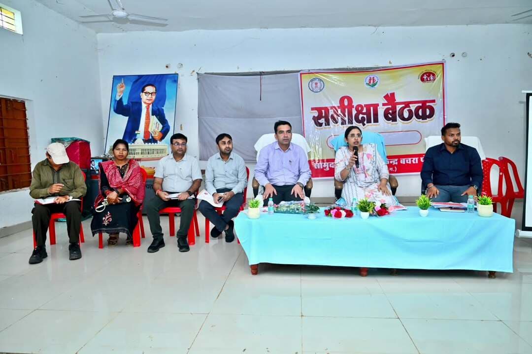 स्वास्थ्य सेवाओं में बेहतर तालमेल और घर-घर पहुंच पर जोर, कलेक्टर ने मितानिनों, मास्टर ट्रेनर्स, सुपरवाइजर्स एवं आरएचओ की बैठक लेकर की स्वास्थ्य कार्यक्रमों की समीक्षा।
कलेक्टर श्रीमती रोक्तिमा यादव ने बुधवार को तहसील पोंडीबचरा स्थित आदिवासी भवन में स्वास्थ्य एवं परिवार कल्याण विभाग की ब्लॉक स्तरीय समीक्षा बैठक ली। बैठक में मितानिनों, मितानिन मास्टर ट्रेनर्स, सुपरवाइजर्स, ब्लॉक स्तरीय स्वास्थ्य अधिकारियों एवं आरएचओ के साथ विभिन्न राष्ट्रीय स्वास्थ्य कार्यक्रमों और क्षेत्र में संचालित स्वास्थ्य सेवाओं की विस्तार से समीक्षा की गई।
बैठक के दौरान कलेक्टर ने स्वास्थ्य विभाग के विभिन्न स्तरों पर कार्य कर रहे कर्मचारियों के बीच बेहतर समन्वय और नियमित संवाद की आवश्यकता पर विशेष जोर दिया। उन्होंने कहा कि स्वास्थ्य सेवाओं को प्रभावी बनाने के लिए मितानिन, आंगनवाड़ी कार्यकर्ता एवं स्वास्थ्य विभाग के मैदानी कर्मचारियों को आपसी तालमेल के साथ कार्य करना होगा।
उन्होंने विशेष रूप से निर्देश दिए कि आंगनवाड़ी एवं स्वास्थ्य विभाग के मैदानी कर्मचारी आपसी समन्वय से घर-घर संपर्क एवं नियमित भ्रमण सुनिश्चित करें।
@chhattisgarhcmo @dpr.chhattisgarh @healthcggov
#KoreaDistrict #Chhattishgarh #CMOChhattisgarh #समीक्षा_बैठक #GoodGovernance