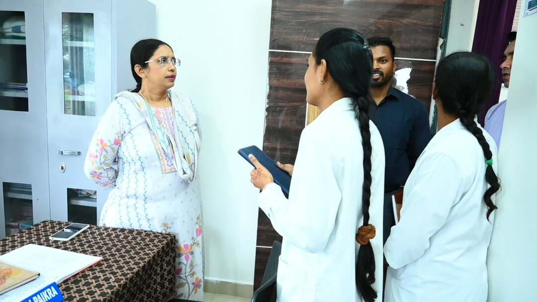आयुष्मान आरोग्य मंदिरों का कलेक्टर ने किया औचक निरीक्षण, स्वास्थ्य सेवाओं में लापरवाही पर सख्ती, संबंधित कर्मचारियों को नोटिस जारी करने के निर्देश।
कलेक्टर श्रीमती रोक्तिमा यादव ने बुधवार को बैकुंठपुर विकासखंड के बचरा-पोड़ी क्षेत्र का दौरा कर उप स्वास्थ्य केंद्र सांवला, प्राथमिक स्वास्थ्य केंद्र बचरा-पोड़ी एवं उप स्वास्थ्य केंद्र बंजारीडॉड का निरीक्षण किया। इस दौरान उन्होंने स्वास्थ्य संस्थाओं में उपलब्ध सुविधाओं, मरीजों को दी जा रही सेवाओं, कर्मचारियों की उपस्थिति एवं स्वास्थ्य कार्यक्रमों के क्रियान्वयन का जायजा लिया।
निरीक्षण के दौरान कार्यों में लापरवाही पाए जाने पर कलेक्टर ने कड़ी नाराजगी व्यक्त की और संबंधित कर्मचारियों को नोटिस जारी करने के निर्देश दिए।
@chhattisgarhcmo @dpr.chhattisgarh @healthcggov
#Chhattishgarh #CMOChhattisgarh #KoreaDistrict #GoodGovernance