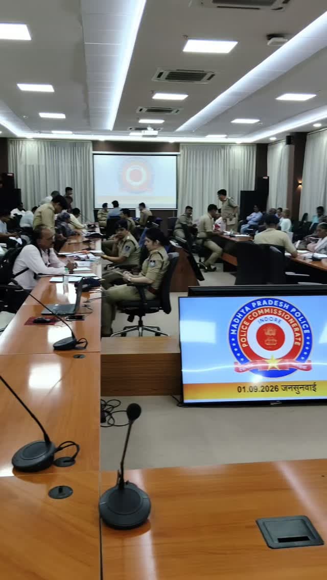 जनता का विश्वास, उनकी सुरक्षा और न्याय—इंदौर पुलिस की सर्वोच्च प्राथमिकता।
जनसुनवाई में पुलिस कमिश्नर इंदौर ने 96 आवेदकों की हर समस्या को गंभीरता से सुनते हुए संबंधित अधिकारियों को समयबद्ध, त्वरित एवं प्रभावी निराकरण के लिए आवश्यक दिशा-निर्देश दिए ।
🤝 पारिवारिक विवाद हो, धोखाधड़ी, साइबर फ्रॉड अथवा अन्य पुलिस संबंधी समस्याएं—हर शिकायत पर संवेदनशीलता और गंभीरता के साथ कार्रवाई की जा रही है।
#indorepolice #mppolice #indore #जनसुनवाई #jansunwai