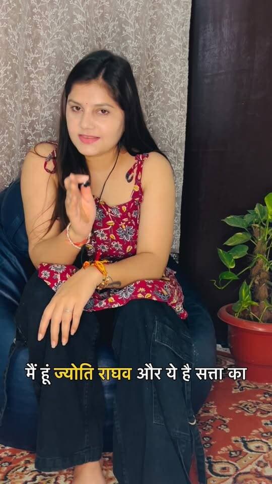 आजादी के बाद भारत का पहला चुनाव… लेकिन कहानी सिर्फ वोट डालने की नहीं थी!
1951 के पहले आम चुनाव में करीब 28 लाख महिलाओं के सामने एक बड़ा सवाल था-
क्या उनकी पहचान सिर्फ “फलां की पत्नी”या “फलां की मां” होगी?
एक चुनावी नियम ने सिर्फ वोटर लिस्ट नहीं बदली…
बल्कि महिलाओं की स्वतंत्र पहचान को भी एक नई जगह दी। 🇮🇳
आपको ये इतिहास पता था? 👇
Comment में बताइए!
#sattakasafar #india #democracy #election #viralvideos IndianHistory IndianDemocracy ElectionHistory SukumarSen India HistoryReels