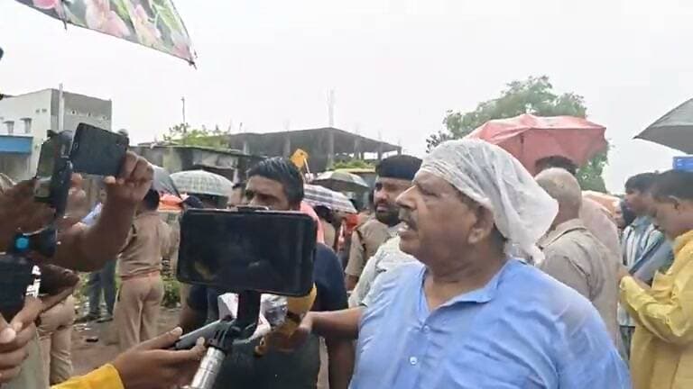 रुद्रपुर में फिर शुरू हुई अतिक्रमण के खिलाफ कार्यवाही, विश्वकर्मा मार्केट में चला बुलडोजर