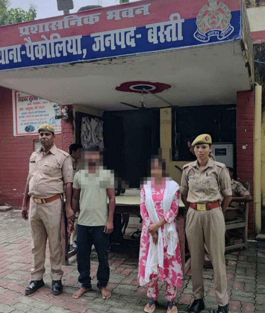 बस्ती समाचार
बस्ती थाना पैकोलिया पुलिस द्वारा करोड़ों का गबन करने वाले दो वांछित अभियुक्तों को किया गया गिरफ्तार
प्रभारी निरीक्षक पैकोलिया श्री मोती चंद के नेतृत्व में थाना पैकोलिया पुलिस टीम द्वारा थाना स्थानीय पर पंजीकृत मु0अ0सं0 52/2026 धारा 319(2), 316(5), 338, 336(3), 340(1), 61(2) BNS से संबंधित दो वांछित अभियुक्तों को गिरफ्तार कर माननीय न्यायालय, बस्ती रवाना किया गया है।
<nis:link nis:type=tag nis:id=updatenews nis:value=UpdateNews nis:enabled=true nis:link/> <nis:link nis:type=tag nis:id=basti nis:value=basti nis:enabled=true nis:link/>