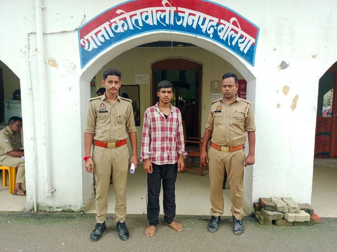 अपहृता को सकुशल बरामद कर कोतवाली पुलिस ने आरोपी युवक को दबोचा, कोर्ट भेजा
बलिया। थाना कोतवाली पुलिस ने अपहरण से संबंधित मामले में कार्रवाई करते हुए 19 वर्षीय युवक को गिरफ्तार कर लिया। पुलिस ने उसके कब्जे से अपहृता/पीड़िता को सकुशल बरामद कर परिजनों को नियमानुसार सुपुर्द कर दिया। गिरफ्तार आरोपी के विरुद्ध विधिक कार्रवाई पूरी करने के बाद उसे न्यायालय भेज दिया गया।
पुलिस के अनुसार, पुलिस अधीक्षक बलिया ओमवीर सिंह के निर्देशन में अपराध एवं अपराधियों के विरुद्ध चलाए जा रहे अभियान के तहत यह कार्रवाई की गई। अपर पुलिस अधीक्षक दक्षिणी संजय वर्मा के पर्यवेक्षण तथा क्षेत्राधिकारी नगर सतीश कुमार शर्मा के नेतृत्व में थाना कोतवाली पुलिस टीम क्षेत्र में गश्त कर रही थी।
इसी दौरान मुखबिर से मिली सूचना के आधार पर पुलिस टीम ने मु0अ0सं0 46/2026, धारा 87 बीएनएस से संबंधित अभियुक्त राज राजभर पुत्र चंदन राजभर, निवासी तिखमपुर, थाना कोतवाली, जनपद बलिया, उम्र 19 वर्ष को बुधवार को करीब 14 बजे गिरफ्तार कर लिया। पुलिस ने मामले में अपहृता/पीड़िता को भी सकुशल बरामद कर लिया और नियमानुसार परिजनों के सुपुर्द कर दिया।
गिरफ्तारी करने वाली टीम में उपनिरीक्षक आदित्य कुमार, चौकी प्रभारी शिवपुर दियर, कांस्टेबल घनश्याम यादव और महिला कांस्टेबल ज्योति सिंह द्वितीय शामिल रहीं।
<nis:link nis:type=tag nis:id=ballianews nis:value=BalliaNews nis:enabled=true nis:link/> <nis:link nis:type=tag nis:id=balliapolice nis:value=BalliaPolice nis:enabled=true nis:link/> <nis:link nis:type=tag nis:id=kotwalipolice nis:value=KotwaliPolice nis:enabled=true nis:link/> <nis:link nis:type=tag nis:id=crimenews nis:value=CrimeNews nis:enabled=true nis:link/> <nis:link nis:type=tag nis:id=uttarpradeshnews nis:value=UttarPradeshNews nis:enabled=true nis:link/>