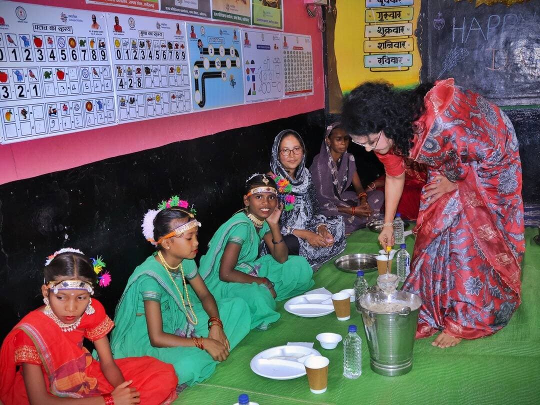 कलेक्टर ने नंगुटोला स्कूल में न्योता भोज का आयोजन कर मनाया अपना जन्मदिन।
कलेक्टर श्रीमती दिव्या उमेश मिश्रा ने वहाॅ स्कूली बच्चों संग केक काटा तथा बच्चों को न्योता भोज परोसा कर उनके साथ भोज किया।
उन्होंने सभी स्कूली बच्चों को स्कूल बैग प्रदान कर अपनी शुभकामनाएं दी।
उल्लेखनीय है कि प्रधानमंत्री श्री नरेंद्र मोदी की पहल और मुख्यमंत्री श्री विष्णुदेव साय के सुशासन में न्योता भोज का स्कूलों में निरंतर आयोजन किया जा रहा है।
#न्योता_भोज #nyotabhoj
#SchoolEducation
#BalodDistrict
#Chhattisgarh