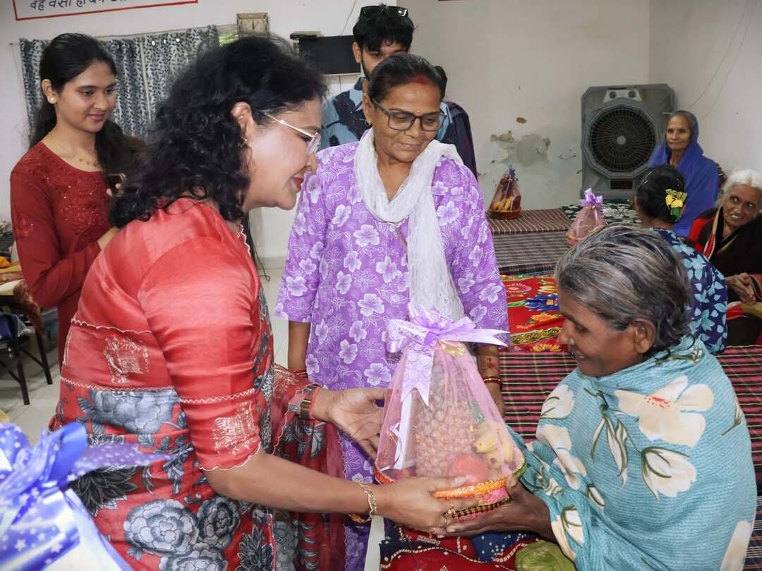 खुशियां बांटने से दोगुनी होती हैं और बुजुर्गों का आशीर्वाद जीवन की सबसे बड़ी पूंजी है।" ✨🌸
आज अपने जन्मदिन के अवसर पर कलेक्टर श्रीमती दिव्या उमेश मिश्रा ने आदमाबाद स्थित समाज कल्याण विभाग के वृद्धाश्रम पहुंचकर वरिष्ठ नागरिकों के साथ समय बिताया।
उन्होंने बुजुर्गों को फल और आवश्यक सामग्री भेंट की तथा आत्मीयता से बातचीत कर उनके स्वास्थ्य व खान-पान की व्यवस्थाओं की जानकारी ली। अपनों जैसा दुलार पाकर बुजुर्गों के चेहरे भी मुस्कान से खिल उठे।
प्रशासनिक दायित्वों के साथ मानवीय संवेदनाओं का यह संगम समाज के लिए एक सुंदर प्रेरणा है। 💐🙏
#HumanityFirst #SocialWelfare
#BalodDistrict
#Chhattisgarh #BirthdayWithBlessings