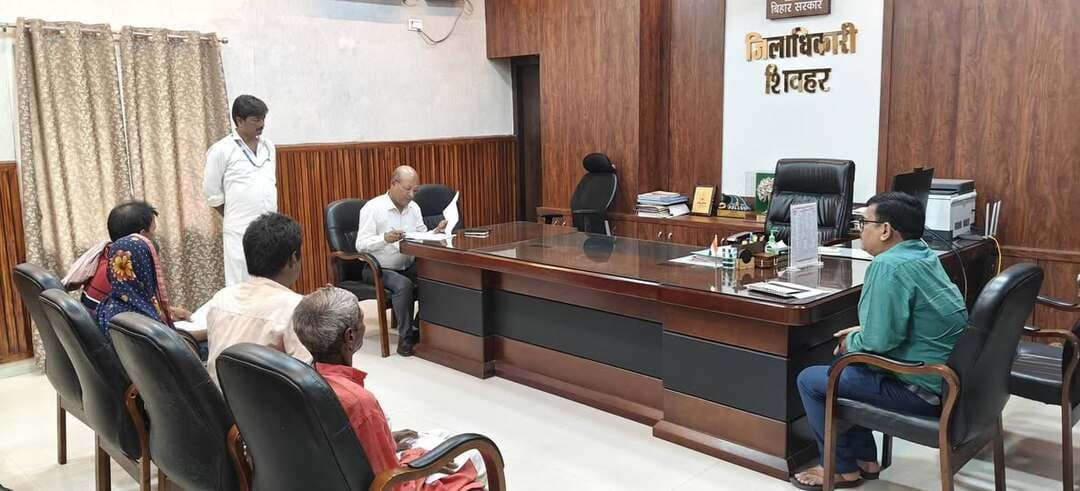 🚨 'ईज ऑफ लिविंग' हमारी सर्वोच्च प्राथमिकता, लापरवाही बिल्कुल बर्दाश्त नहीं: प्रभारी डीएम 🚨
📍 आज प्रभारी जिला पदाधिकारी-सह-उप विकास आयुक्त, शिवहर के कार्यालय प्रकोष्ठ में आम नागरिकों की समस्याओं के त्वरित समाधान के लिए 'जनता दरबार' का आयोजन किया गया। प्रभारी डीएम ने सीधे जनता से संवाद कर उनकी शिकायतें सुनीं।
✅ जनता दरबार के मुख्य बिंदु:
राजस्व एवं भूमि सुधार: दाखिल-खारिज, अवैध कब्जा, और जमीन मापी जैसी शिकायतों पर अंचलाधिकारियों को तुरंत कार्रवाई के निर्देश।
जमीनी विवाद: आपसी विवादों में न्यायालय के माध्यम से विधिवत बँटवारा कराने की सलाह दी गई।
बिजली की समस्या: विद्युत संबंधी शिकायतों पर सख्त रुख अपनाते हुए संबंधित अभियंता को तुरंत समाधान का आदेश।
⏳ प्रभारी जिला पदाधिकारी ने स्पष्ट किया है कि नागरिकों को सरकारी दफ्तरों के बेवजह चक्कर न लगाने पड़ें। तय समय-सीमा के भीतर समस्याओं का समाधान होना चाहिए। कार्य में लापरवाही बरतने वाले अधिकारियों और कर्मचारियों पर सख्त दंडात्मक कार्रवाई की जाएगी!
#Sheohar #JanataDarbar #EaseOfLiving #GoodGovernance #Bihar #DistrictAdministration #PublicService #SheoharNews