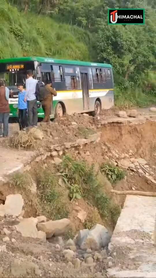 नैना देवी के पास भूस्खलन ने रोकी बस, यात्रियों को वापस लौटना पड़ा
बिलासपुर-नंगल मार्ग पर श्री नैना देवी से कुछ दूरी पहले भारी भूस्खलन होने के कारण सड़क मार्ग अवरुद्ध हो गया। बिलासपुर-नंगल रूट पर जा रही बस ने मलबे वाले क्षेत्र को पार करने की कोशिश की, लेकिन भूस्खलन काफी बड़ा होने के कारण बस आगे नहीं जा सकी।
यात्रियों की सुरक्षा को देखते हुए सभी यात्रियों को बस से नीचे उतारा गया और बस को वापस ले जाना पड़ा। भूस्खलन के कारण मार्ग पर यातायात प्रभावित हुआ है।
#Bilaspur #Nangal #NainaDevi #Landslide #HimachalNews #UTHimachal #UniqueTodayNews