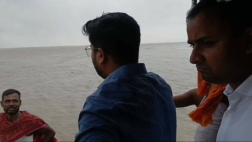 सीताकुंड डीह में बाढ़-कटाव का डीएम ने लिया जायजा, अधिकारियों को अलर्ट रहने का निर्देश