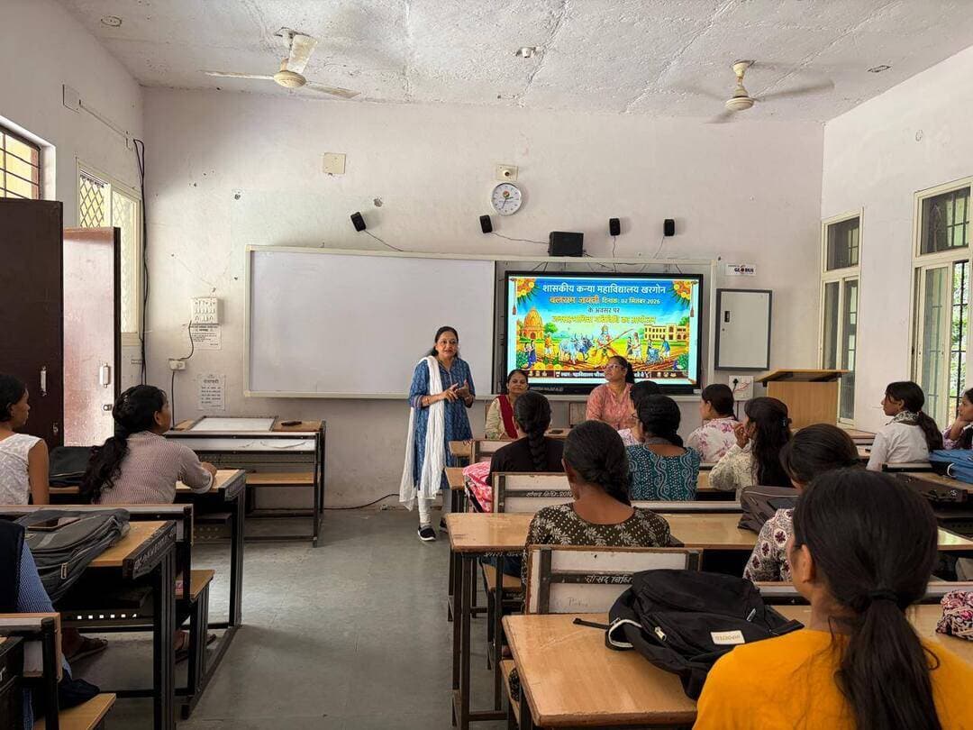 जीडीसी में रक्षाबंधन एवं बलराम जयंती कार्यक्रम हर्षोल्लास से सम्पन्न
________________
भारतीय संस्कृति, प्रकृति और कृषि के सामंजस्य पर दिया जोर
________________
छात्राओं ने उत्साहपूर्वक मनाया रक्षाबंधन एवं बलराम जयंती
________________
खरगोन 02 सितम्बर 2026। शासन के निर्देशानुसार भारतीय परंपरा और संस्कृति के अनुरूप शासकीय कन्या महाविद्यालय, खरगोन में रक्षाबंधन एवं बलराम जयंती के अवसर पर कार्यक्रम हर्षोल्लास के साथ सम्पन्न हुआ। कार्यक्रम संस्था प्रमुख प्राचार्य डॉ. आर. के. यादव के मार्गदर्शन एवं उद्बोधन में आयोजित किया गया।
प्राचार्य डॉ. आर. के. यादव ने अपने उद्बोधन में जनकल्याण, जीवन संस्कृति, कृषि कल्याण एवं प्रकृति के बीच तालमेल की आवश्यकता पर विचार व्यक्त किए। उन्होंने कहा कि संस्कृति और प्रकृति का सामंजस्य ही मानव जीवन का मूल सूत्र होना चाहिए।
कार्यक्रम प्रभारी डॉ. सेवंती डावर ने कार्यक्रम का संचालन करते हुए रक्षाबंधन के सांस्कृतिक महत्व पर प्रकाश डाला। उन्होंने कहा कि रक्षाबंधन भारतीय संस्कृति का रक्षासूत्र है। ऐसी परंपराएं हमारी संस्कृति की जीवंतता का परिचय देती हैं। उन्होंने बलराम जयंती के संदर्भ में कहा कि कृषि और हलधर भगवान बलराम का प्रकृति से अटूट संबंध रहा है। यह संबंध प्रकृति पूजन और कृषि संस्कृति का महत्वपूर्ण सूत्र है, जो सदैव प्रासंगिक रहेगा।
कार्यक्रम के अंत में प्रो. कविता बरडे ने आभार व्यक्त किया। कार्यक्रम में महाविद्यालय का समस्त स्टाफ एवं बड़ी संख्या में छात्राएं उपस्थित रहीं।
#JansamparkMP #khargone