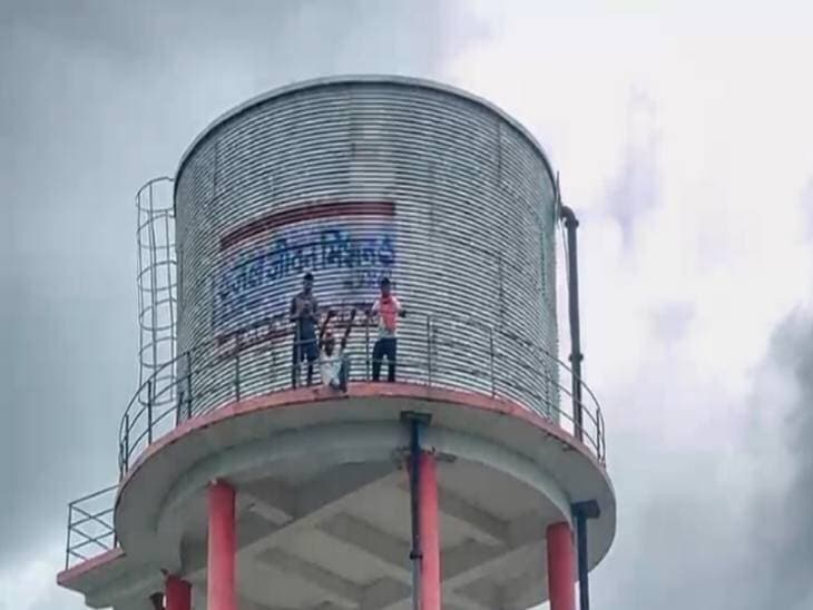 *शाहजहांपुर में पानी की टंकी पर चढ़े तीन युवक:* गांव की बदहाली से नाराज, तीन घंटे से अफसरों का इंतजार, थाना खुदागंज का मामला।