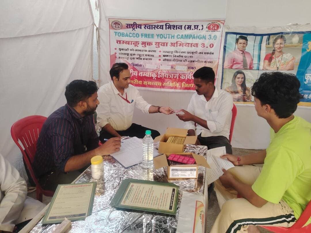 युवा संगम रोजगार मेले में तंबाकू नियंत्रण एवं तंबाकू मुक्त युवा अभियान के तहत जागरूकता शिविर का हुआ आयोजन! 🚫🚬
शासकीय कालिदास कन्या महाविद्यालय को 'तंबाकू मुक्त शिक्षण संस्थान' घोषित किया गया। शिविर में युवाओं को तंबाकू के दुष्प्रभावों के प्रति जागरूक कर व्यसन मुक्ति हेतु NRT च्यूइंग गम व परामर्श प्रदान किया गया।
#Ujjain #TobaccoFreeYouth #HealthAwareness