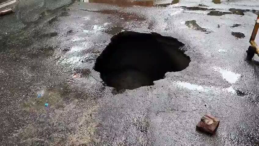 लखनऊ में पूर्व डिप्टी CM दिनेश शर्मा के आवास के सामने बीच सड़क पर 10 फीट से अधिक गहरा गड्ढा हो गया।
गड्ढे में बाइक सवार गिरकर गंभीर रूप से घायल हो गया। आईटी चौराहे से पहले मेट्रो पुल के नीचे का मामला।