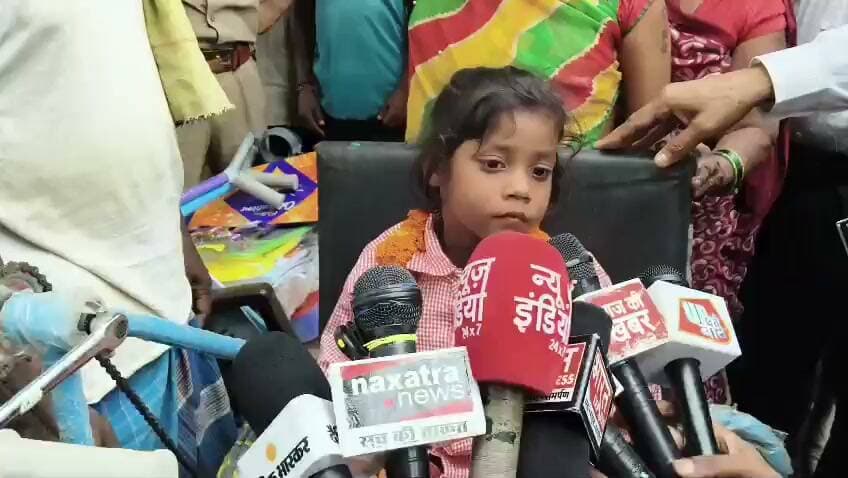 'रागिनी खुश हैं बोलीं अब कुछ नहीं चाहिए'
''DM अंकल आए हैं कॉपी मिला है साइकिल मिला है टॉफी मिला है"
वीडियो वायरल होने के बाद बलिया के DM मंगला प्रसाद रागिनी को ट्राइसाइकिल भेंट करने पहुंचे हैं. DM सहाब ने रागिनी की शिक्षा के साथ ही उसका घर व स्कूल को जाने वाली सड़क भी बनवाने की बात कहीं है.
इस दौरान रागिनी ने डॉक्टर बनने की इच्छा जाहिर की. DM सहाब ने रागिनी को पैर का भी उपचार कराने का वादा किया.