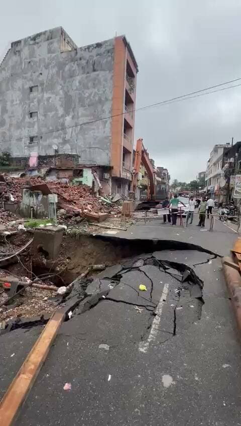 कानपुर में बारिश के बाद धंसी 30 फीट चौड़ी सड़कहर्ष नगर में भारी बारिश के बाद डॉट नाला ढहने से सड़क धंसी
करीब 30 फीट चौड़ी सड़क धंसने से यातायात प्रभावित
बारिश के बाद सड़के धंसने से सामने आई व्यवस्था की पोल
@DMKanpur @nagarnigamknp @kanpursneed @CommissionerKnp @UPGovt @myogiadityanath @yadavakhilesh