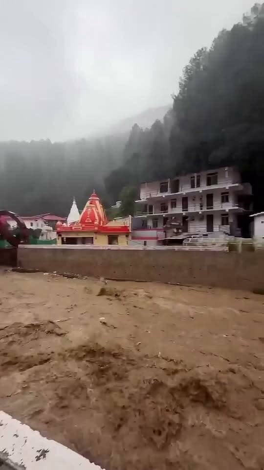 उत्तराखंड में भारी बारिश, कैंची धाम में उफनाई शिप्रा नदी....वीडियो
उत्तराखंड में पिछले 24 घंटे से हो रही भारी बारिश के बाद नैनीताल जिले के कैंची धाम में शिप्रा नदी का जलस्तर तेजी से बढ़ गया। नदी का बहाव अचानक तेज होने से आसपास के इलाकों में चिंता बढ़ गई है।