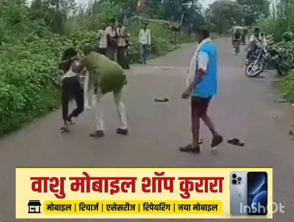 हमीरपुर के कुरारा थाना क्षेत्र के मनकी खुर्द गांव में बीच रोड अधेड़ और युवक के बीच जमकर मारपीट हो गई। बताया जा रहा है दोनों पिता-पुत्र हैं। इसका वीडियो सोशल मीडिया पर वायरल होते ही इलाके में चर्चा तेज हो गई।
#Hamirpur #UP #ViralVideo #FatherSon #KuraraPolice