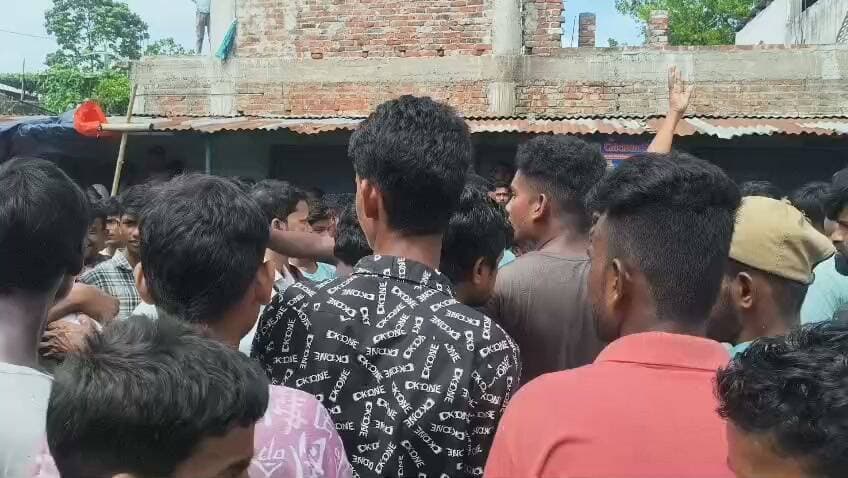 फारबिसगंज में दिन दहाड़े चली गोली के बाद उग्र मुखिया प्रतिनिधि के समर्थक