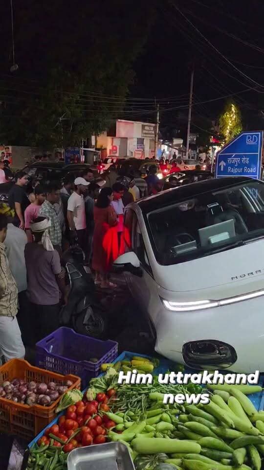 ** देहरादून में रफ्तार का कहर!
देहरादून के कैंट रोड पर महिला कार चालक ने कई वाहनों को मारी टक्कर, हादसे के बाद मौके पर मची अफरा-तफरी।
#देहरादून #कैंटरोड #सड़कहादसा #रफ्तार_का_कहर #BreakingNewsHindi