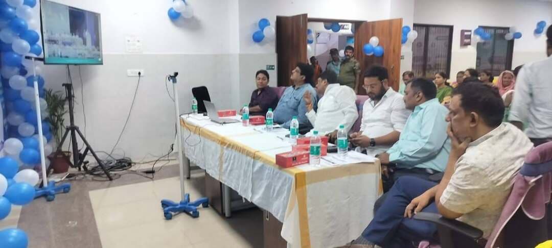 माननीय मुख्यमंत्री,बिहार, श्री सम्राट चौधरी द्वारा दिनांक 2 सितंबर 26 से 30 नवंबर 2026 तक जिला अंतर्गत सभी स्वास्थ्य संस्थानों में गैर सरकारी गैर संचारी रोग कार्यक्रम अंतर्गत *जांच एवं उपचार चिकित्सा आपके द्वारा* अभियान की शुरुआत की गई है।
समस्तीपुर जिले के चयनित स्वास्थ्य संस्थान सदर अस्पताल के साथ टू वे कम्युनिकेशन किया गया। उक्त के आलोक में जिला अंतर्गत सभी स्वास्थ्य संस्थानों पर प्रतिदिन उच्च रक्तचाप मधुमेह तीन प्रकार के समान कैंसर मुंह, स्तन एवं गर्भाशय के मुख्य कैंसर हृदय रोग लिवर संबंधी एवं श्वसन से संबंधित बीमारी की स्क्रीनिंग एवं ग्रसित मरीजों का आवश्यक उपचार एवं प्रबंधन से संबंधित जांच किया जाना है।
इस अवसर पर अतिथि के रूप में एमएलसी तरुण चौधरी सिविल सर्जन समस्तीपुर उपाधीक्षक सदर अस्पताल जिला प्रशिक्षण पदाधिकारी तथा सभी चिकित्सक एवं पैरामेडिकल कर्मी सहित जिला स्वास्थ्य समिति के सभी पदाधिकारी एवं कर्मी तथा विभिन्न सहयोगी संस्थाओं के प्रतिनिधि उपस्थित थे।