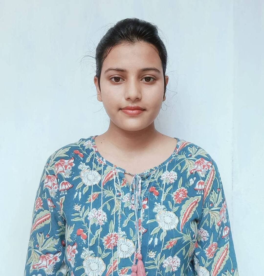 UGC-NET में रिद्धि कुमारी की शानदार सफलता, उमा पाण्डेय महाविद्यालय का बढ़ाया गौरव*
*असिस्टेंट प्रोफेसर एवं Ph.D. में प्रवेश के लिए हुईं अर्ह, ग्रामीण क्षेत्र की छात्राओं के लिए बनीं प्रेरणा*
*पूसा/समस्तीपुर, 2 सितंबर 2026.*
उमा पाण्डेय महाविद्यालय, पूसा की पूर्व छात्रा एवं पूसा बाजार, मोहम्मदपुर देवपार पंचायत निवासी रिद्धि कुमारी ने UGC-NET जून 2026 की परीक्षा सफलतापूर्वक उत्तीर्ण कर असिस्टेंट प्रोफेसर एवं Ph.D. में प्रवेश के लिए अर्हता प्राप्त की है। उन्होंने 300 में से 156 अंक प्राप्त कर 86.6864941 पर्सेंटाइल हासिल किया। रिद्धि कुमारी ने ललित नारायण मिथिला विश्वविद्यालय के मनोविज्ञान विभाग से स्नातकोत्तर की पढ़ाई पूरी की है। अनुसूचित जाति (SC) वर्ग से आने वाली रिद्धि की इस उपलब्धि से उनके परिवार, शिक्षकों, सहपाठियों एवं क्षेत्र में खुशी का माहौल है। उनके पिता राजेश कुमार राम एवं माता शशिमाला देवी हैं।
रिद्धि ने अपनी सफलता का श्रेय दिवंगत प्रोफेसर डॉ. रंजीत राम, एवं प्रो. डॉ. प्रियंका कुमारी, डॉ. दीपक कुमार, डॉ. राजेश कुमार यादव, डॉ. वृंदावन लाल जाटव एवं शालिनी कुमारी के मार्गदर्शन, प्रेरणा एवं सहयोग को दिया। उन्होंने कहा कि इन सभी के प्रोत्साहन ने उन्हें अपने लक्ष्य के प्रति लगातार मेहनत करने के लिए प्रेरित किया।
उनकी सफलता पर उमा पाण्डेय महाविद्यालय के प्रभारी प्रधानाचार्य डॉ. भवेश कुमार शांडिल्य सहित प्रोफेसर डॉ. वृंदावन लाल जाटव, प्रो. डॉ. राजेश कुमार यादव, डॉ. प्रियंका कुमारी, डॉ. प्रमोद कुमार, डॉ. मुकेश महतो, डॉ. विनीत विमल, डॉ. राजेश रंजन, डॉ. अशोक कुमार, प्रवीण कुमार एवं रूपेश कुमार सहित अन्य शिक्षकों ने हर्ष व्यक्त करते हुए बधाई दी। शिक्षकों ने कहा कि रिद्धि की उपलब्धि महाविद्यालय के लिए गौरव की बात है और ग्रामीण क्षेत्र की छात्राओं के लिए प्रेरणादायी है।
वहीं, इंकलाबी नौजवान सभा (आरवाईए) के जिला सचिव एवं पूर्व जिला परिषद प्रत्याशी रौशन कुमार ने रिद्धि कुमारी को बधाई देते हुए कहा कि ग्रामीण परिवेश से निकलकर राष्ट्रीय स्तर की प्रतिष्ठित परीक्षा में सफलता हासिल करना उनकी मेहनत, प्रतिभा और लगन का प्रमाण है। उन्होंने रिद्धि के उज्ज्वल भविष्य तथा शोध एवं अकादमिक क्षेत्र में बेहतर उपलब्धियों की कामना की।रिद्धि कुमारी की सफलता पर उनके परिवार एवं शुभचिंतकों ने प्रसन्नता व्यक्त करते हुए उन्हें हार्दिक बधाई एवं उज्ज्वल भविष्य की शुभकामनाएं दी हैं।